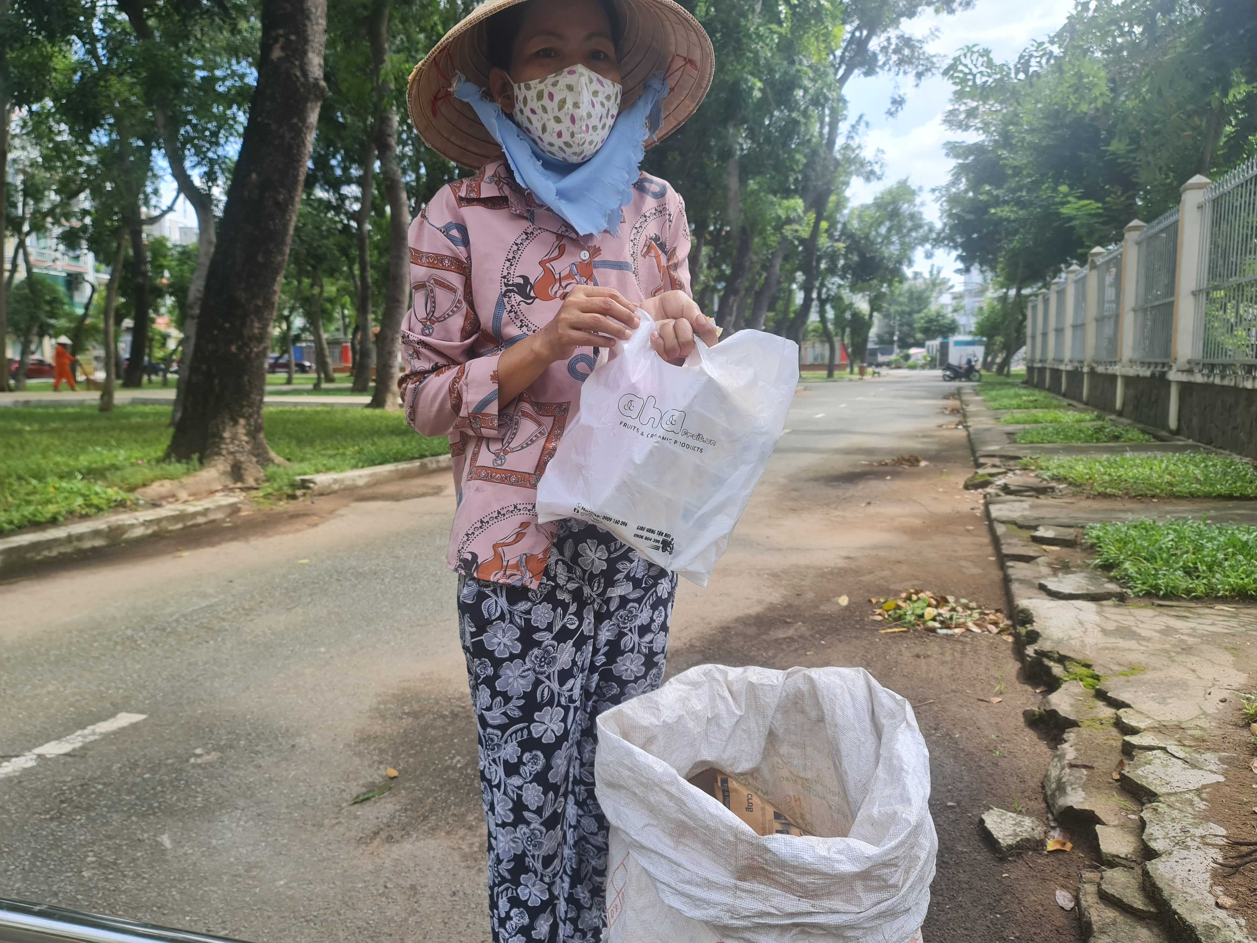 Lượm ve chai nhiều hơn trên đường phố - Ảnh 3. Lượm ve chai nhiều hơn trên đường phố - Ảnh 3.