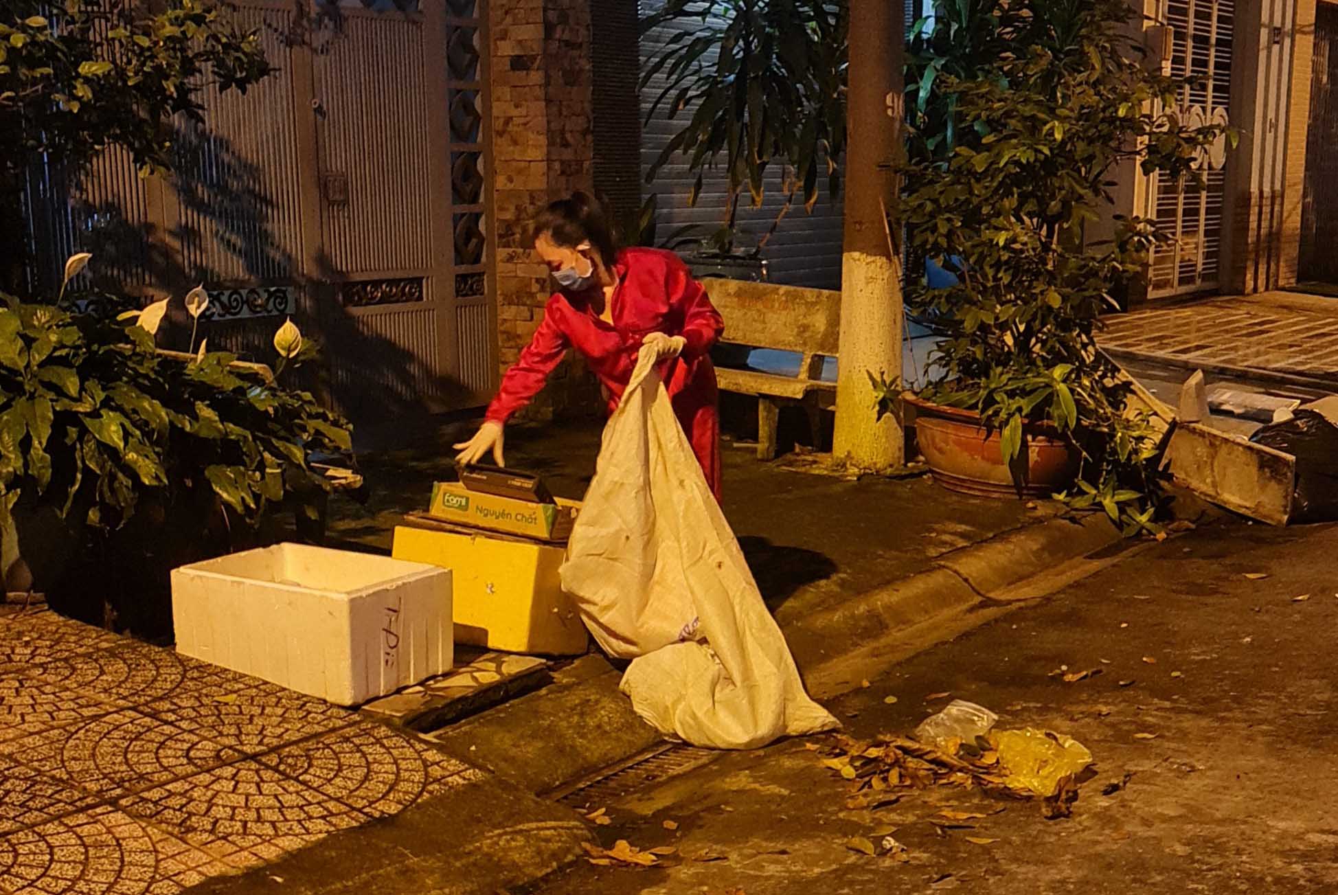 Lượm ve chai nhiều hơn trên đường phố - Ảnh 1. Lượm ve chai nhiều hơn trên đường phố - Ảnh 1.