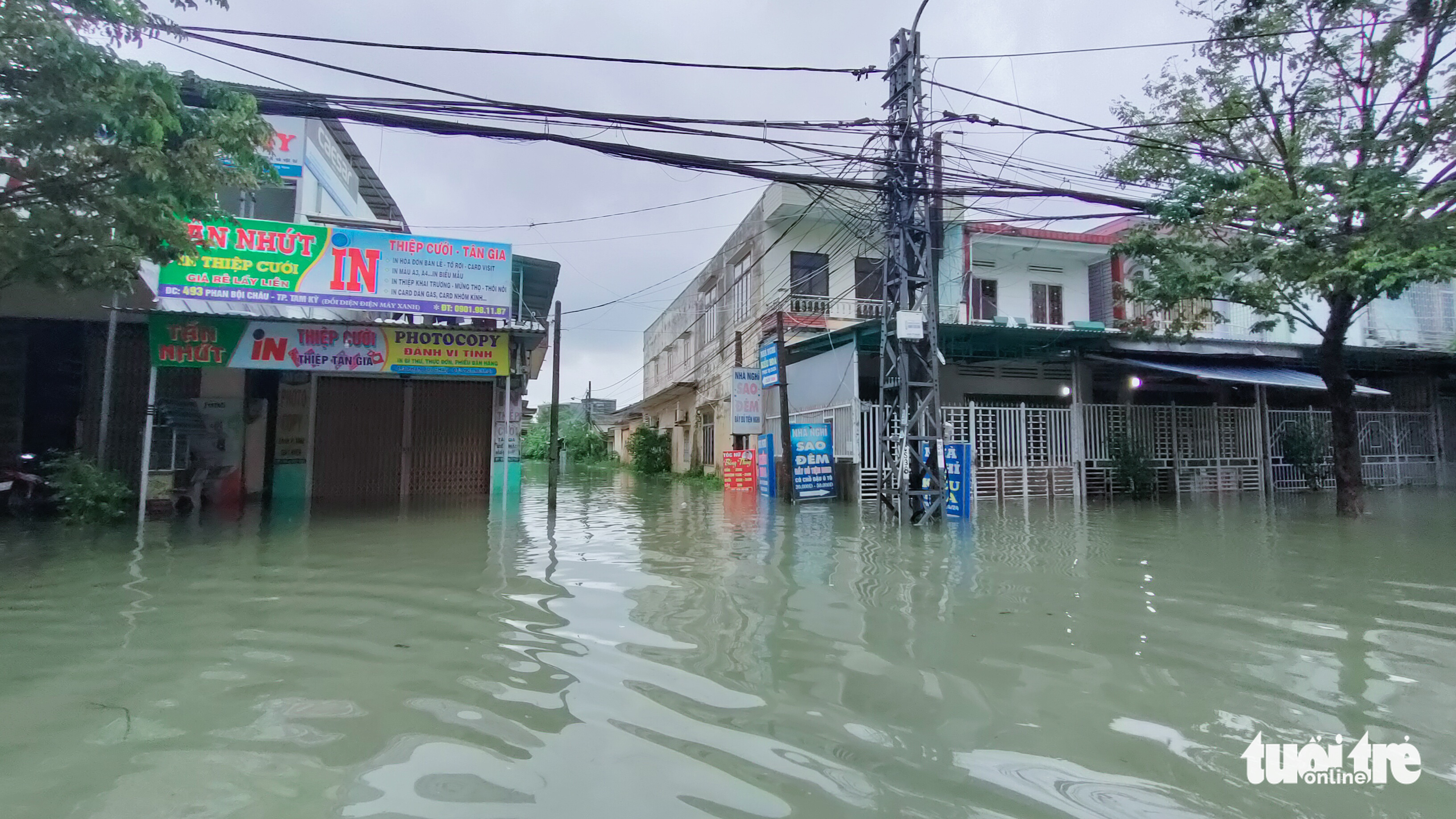 Hơn 50 xã ở Quảng Nam, Quảng Ngãi ngập lụt, miền Trung mưa lớn kéo dài đến ngày mai - Ảnh 1. Hơn 50 xã ở Quảng Nam, Quảng Ngãi ngập lụt, miền Trung mưa lớn kéo dài đến ngày mai - Ảnh 1.
