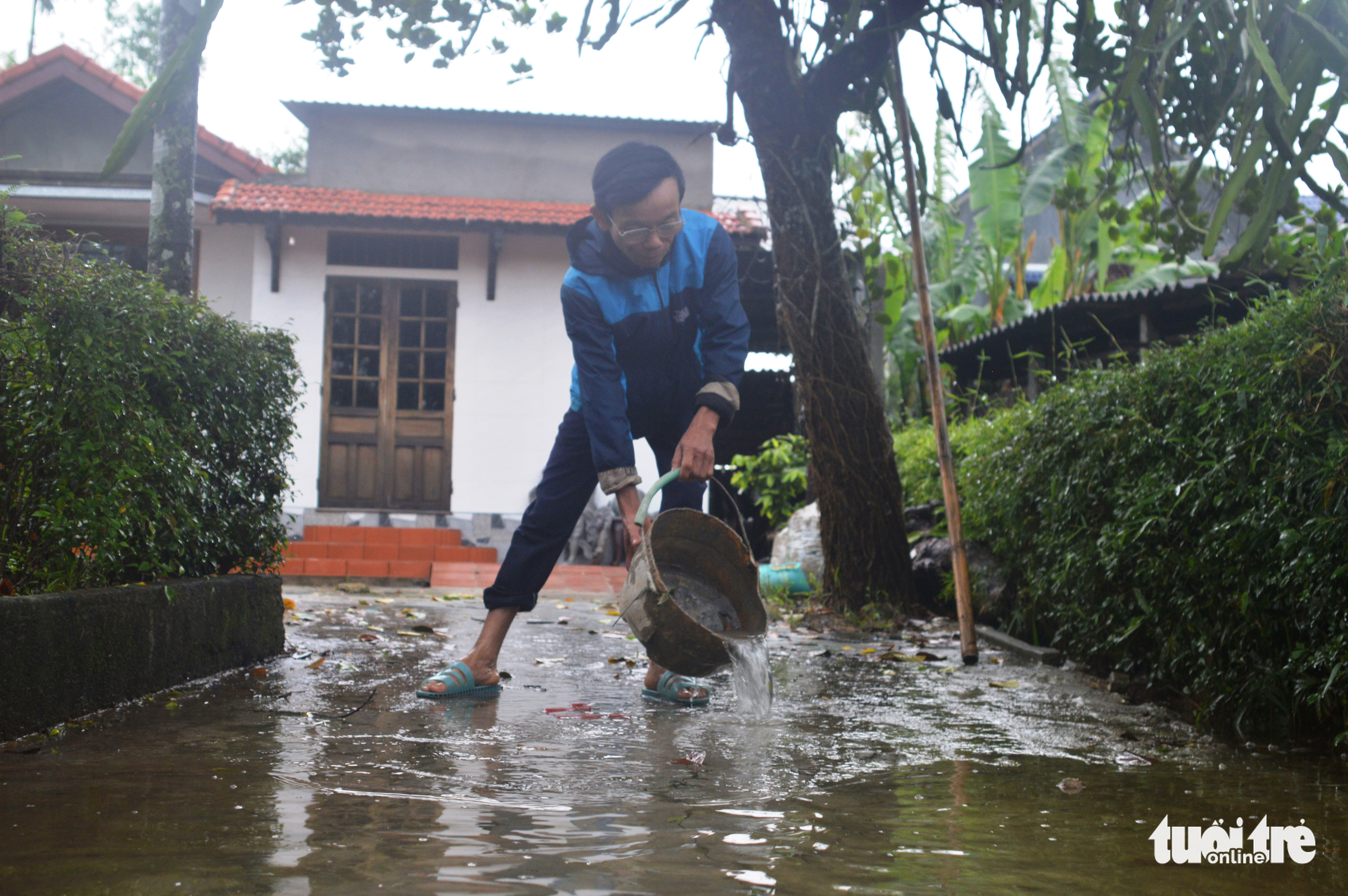Nhiều nơi ở Huế ngập trong nước lũ, dân đi lại bằng thuyền - Ảnh 5.