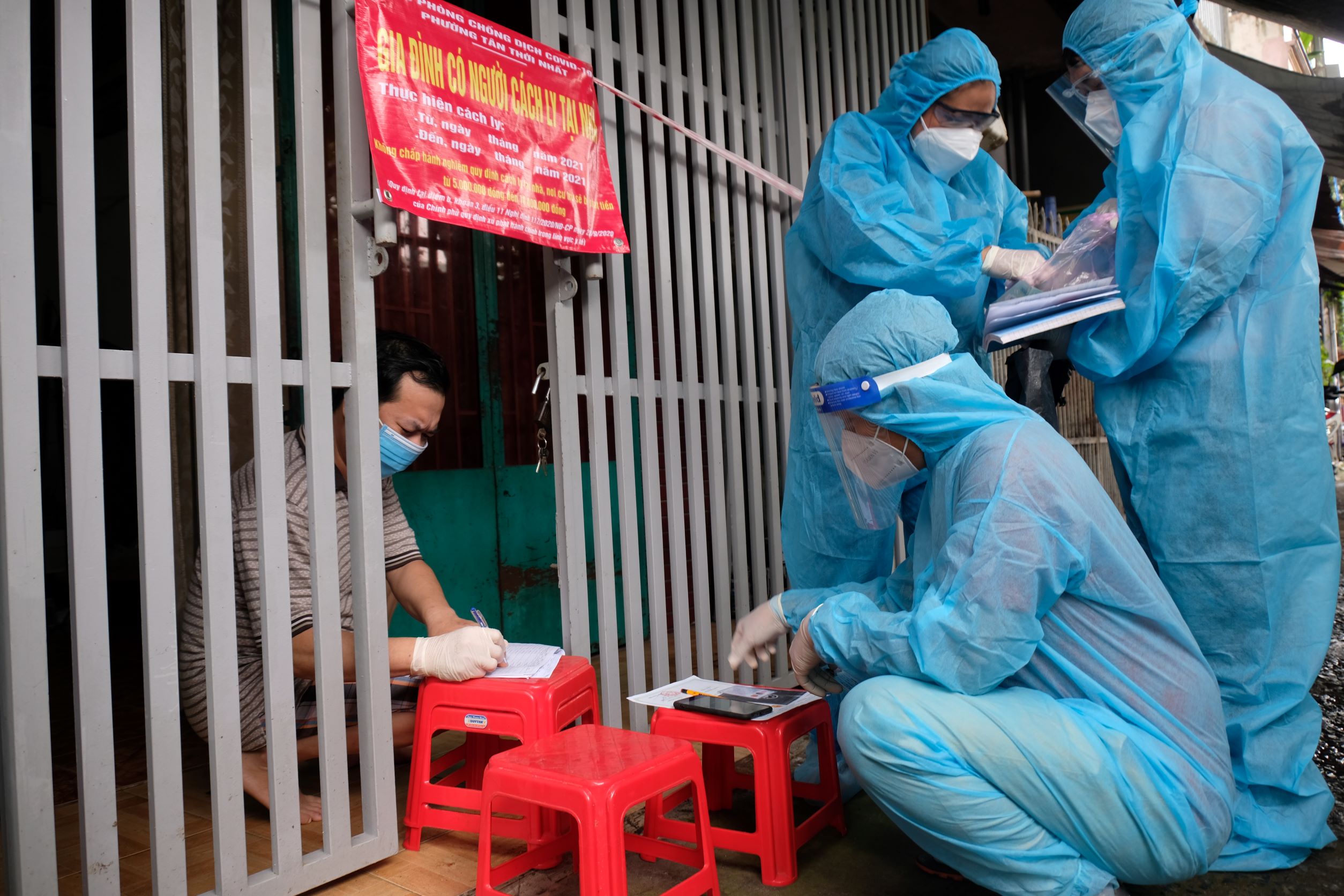 Hơn 700 người ở Hóc Môn nhận nhầm gói hỗ trợ đợt 3 - Ảnh 1. Hơn 700 người ở Hóc Môn nhận nhầm gói hỗ trợ đợt 3 - Ảnh 1.