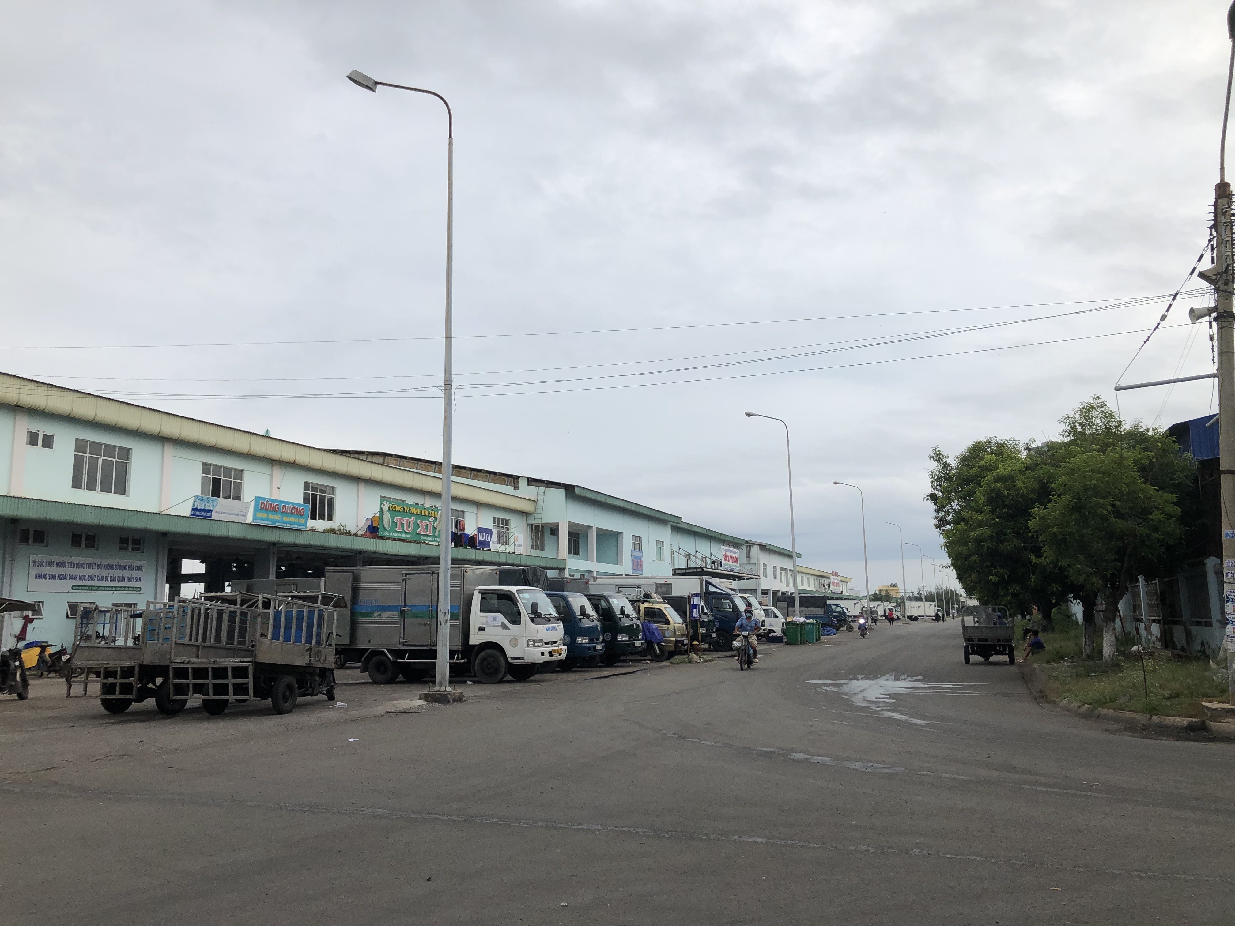 Ngư dân tranh thủ trước giờ cảng cá Phan Thiết tạm dừng hoạt động - Ảnh 4.