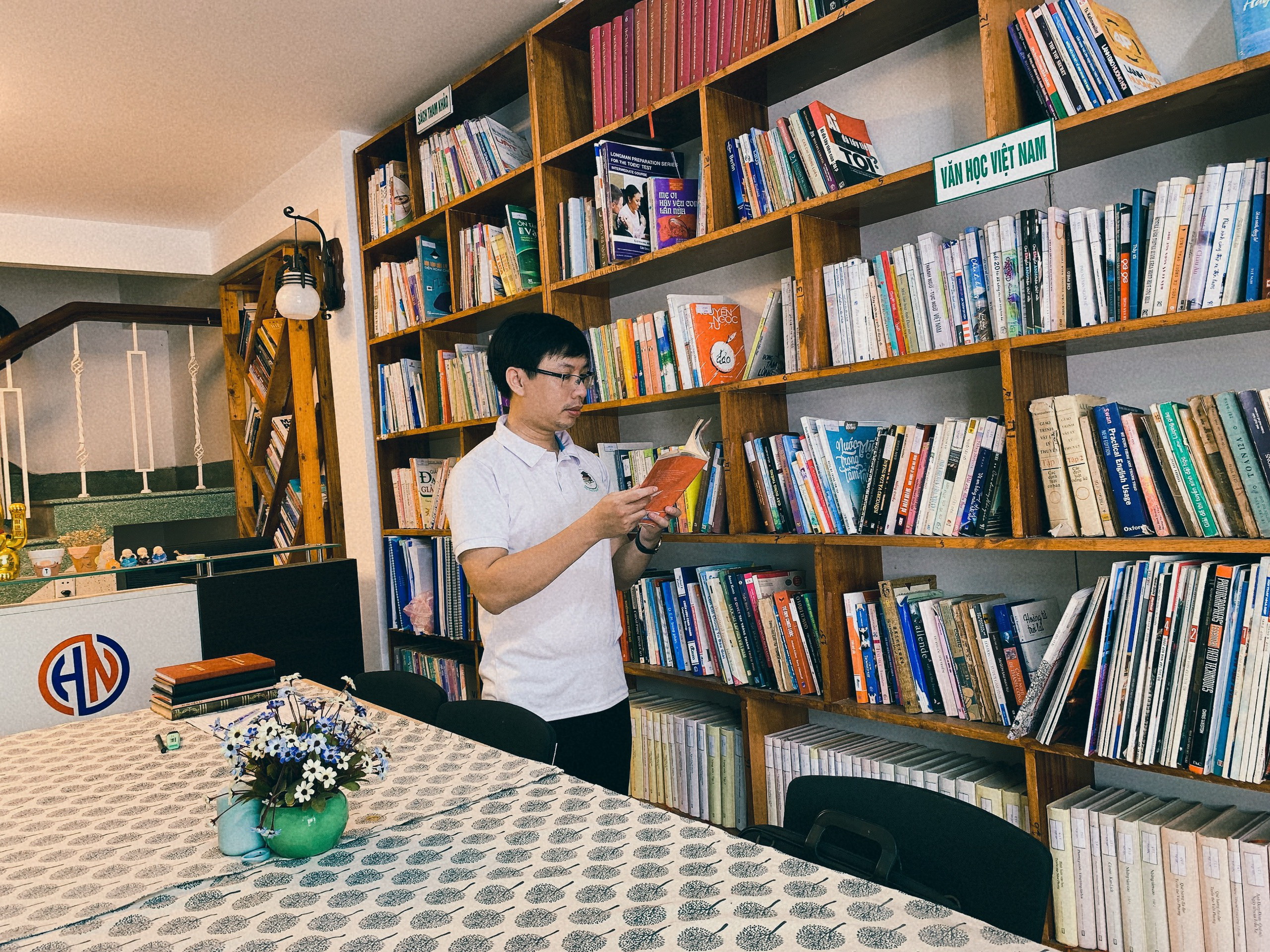 Thầy giáo trẻ mở thư viện - Ảnh 1. Thầy giáo trẻ mở thư viện - Ảnh 1.