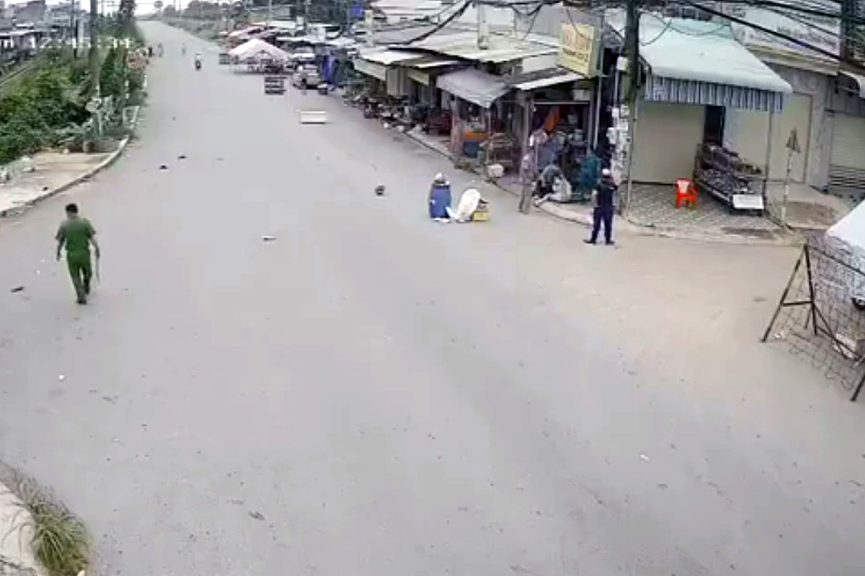 Đồng Nai: Xác minh clip người mặc áo dân quân, dân phòng đánh 2 người dân - Ảnh 1. Đồng Nai: Xác minh clip người mặc áo dân quân, dân phòng đánh 2 người dân - Ảnh 1.