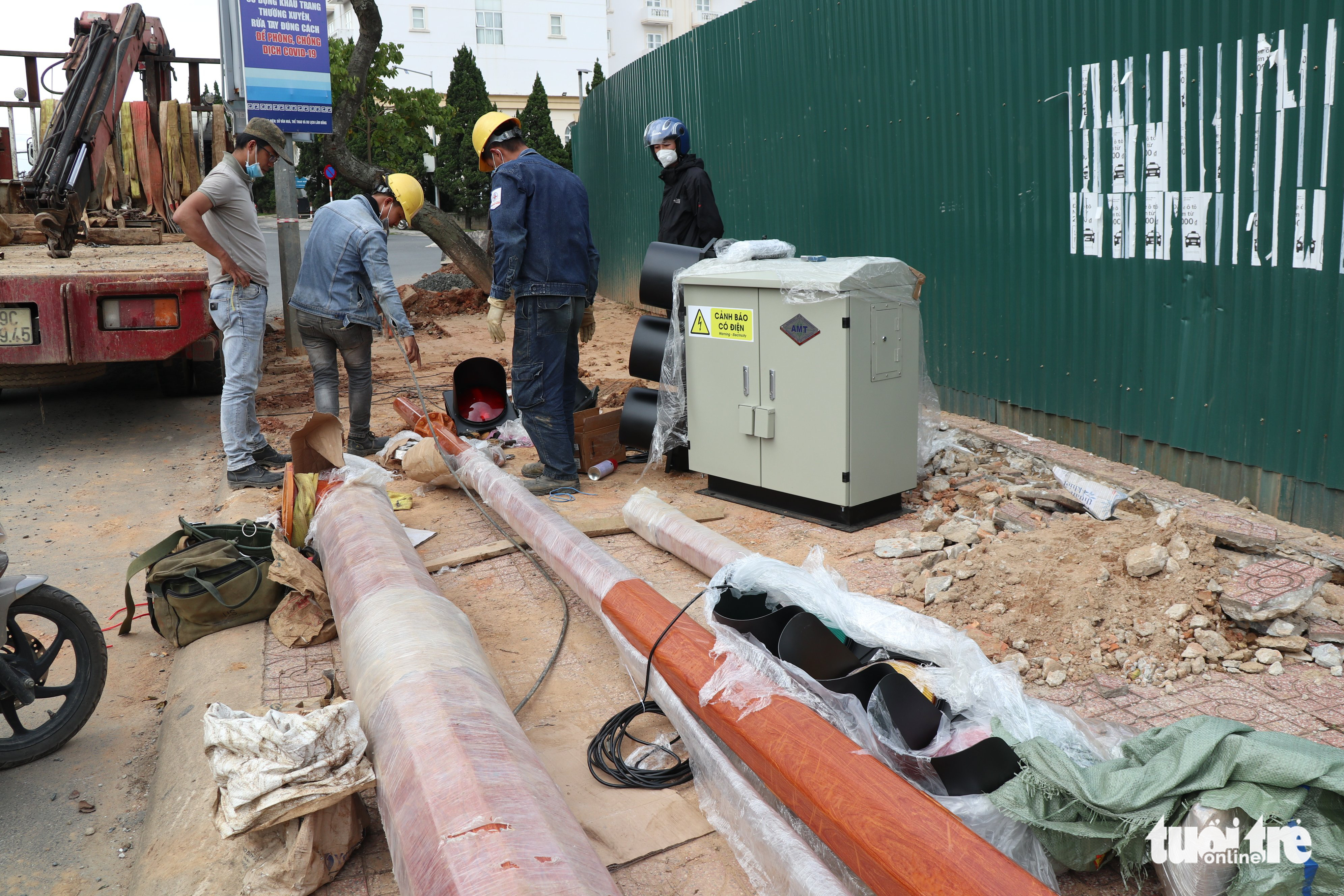 Đà Lạt lắp cột đèn xanh đèn đỏ đầu tiên - Ảnh 2. Đà Lạt lắp cột đèn xanh đèn đỏ đầu tiên - Ảnh 2.