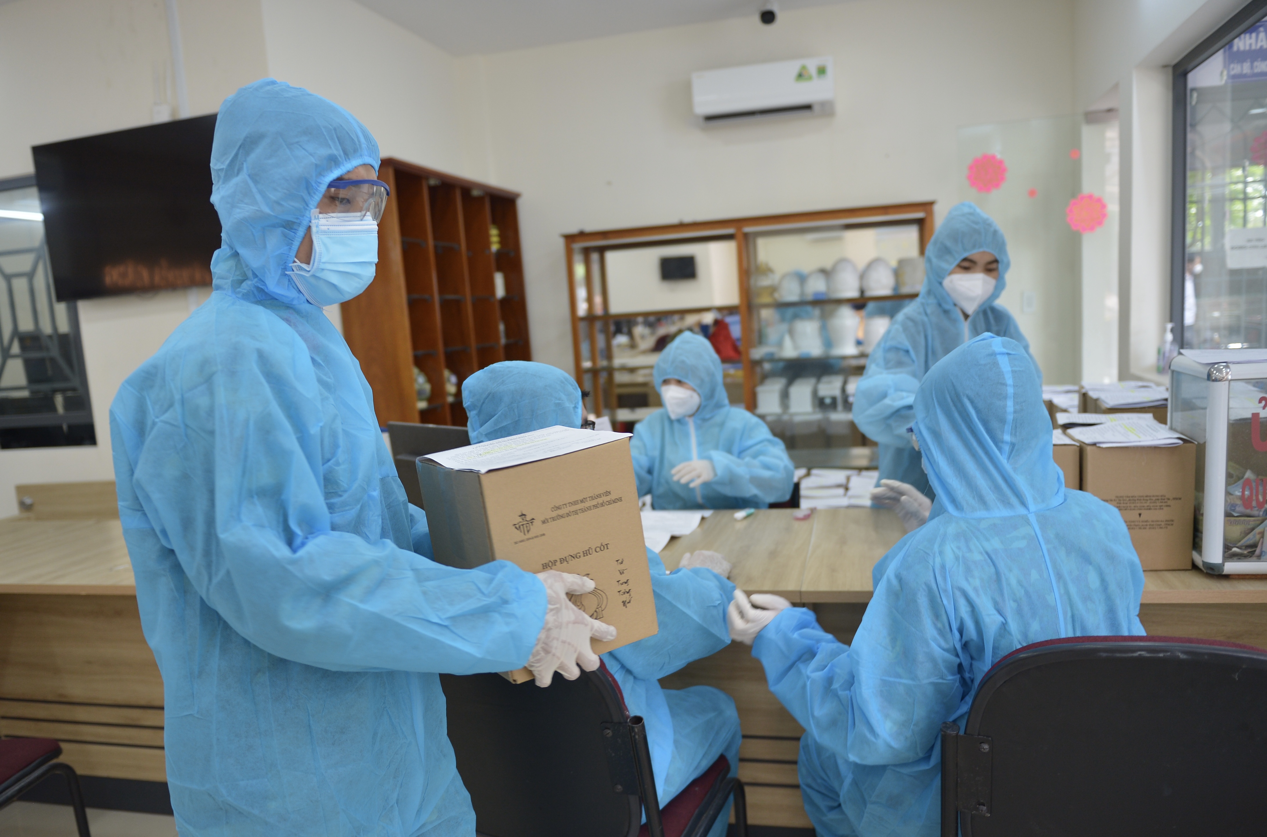 Tưởng niệm nạn nhân COVID-19: Cất tiếng chuông để nhớ mãi mãi...! - Ảnh 2. Tưởng niệm nạn nhân COVID-19: Cất tiếng chuông để nhớ mãi mãi...! - Ảnh 2.