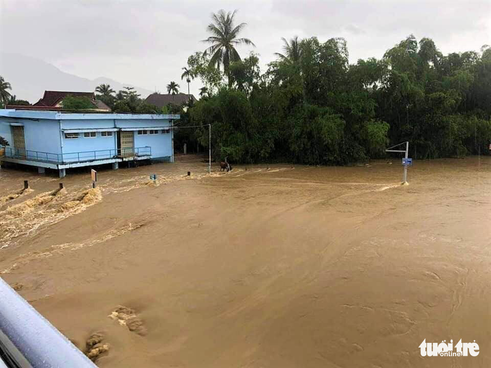 Khánh Hòa mưa lớn gây ngập, sạt lở nhiều nơi - Ảnh 3. Khánh Hòa mưa lớn gây ngập, sạt lở nhiều nơi - Ảnh 3.