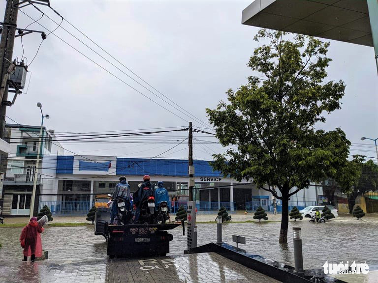 Khánh Hòa mưa lớn gây ngập, sạt lở nhiều nơi - Ảnh 4. Khánh Hòa mưa lớn gây ngập, sạt lở nhiều nơi - Ảnh 4.