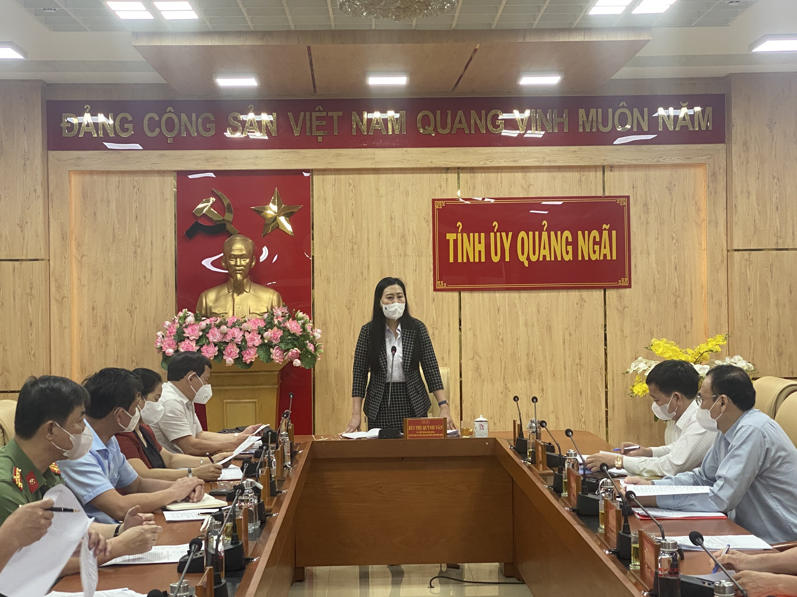 COVID-19 ‘nóng’ trở lại, giám đốc Sở Y tế Quảng Ngãi bị phê bình - Ảnh 2.