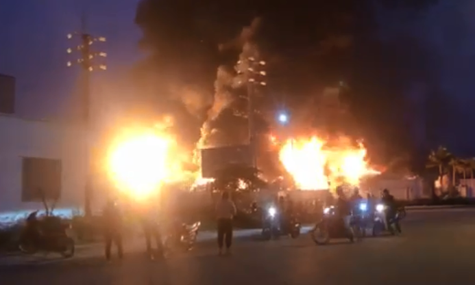 Lửa kèm khói cuồn cuộn bốc lên từ công ty chuyên sản xuất sàn nhựa ở Bắc Giang - Ảnh 1. Lửa kèm khói cuồn cuộn bốc lên từ công ty chuyên sản xuất sàn nhựa ở Bắc Giang - Ảnh 1.