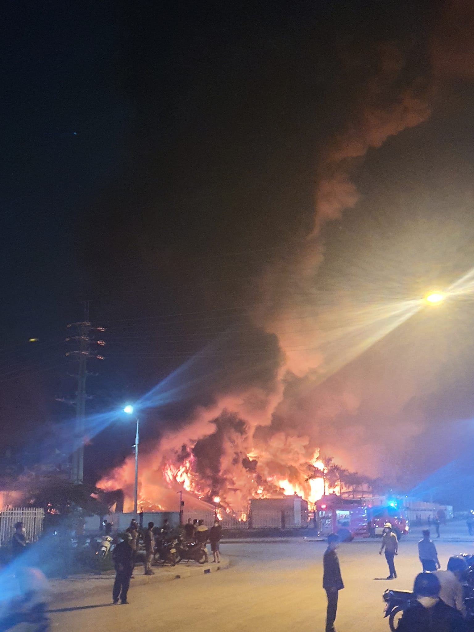 Lửa kèm khói cuồn cuộn bốc lên từ công ty chuyên sản xuất sàn nhựa ở Bắc Giang - Ảnh 3. Lửa kèm khói cuồn cuộn bốc lên từ công ty chuyên sản xuất sàn nhựa ở Bắc Giang - Ảnh 3.