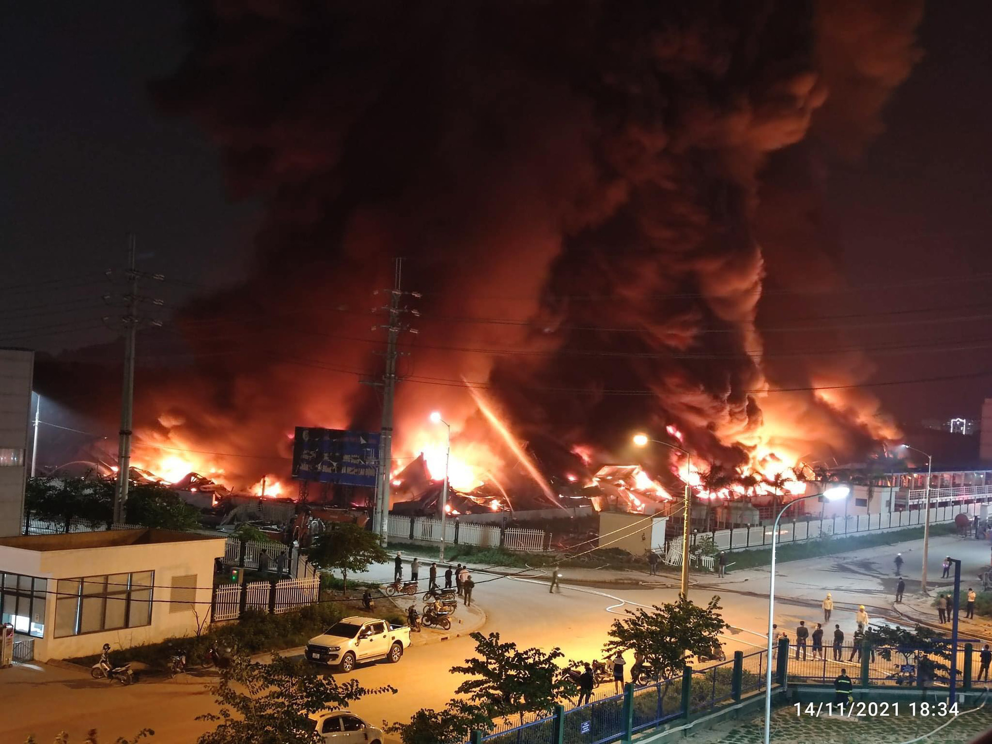 Lửa kèm khói cuồn cuộn bốc lên từ công ty chuyên sản xuất sàn nhựa ở Bắc Giang - Ảnh 4. Lửa kèm khói cuồn cuộn bốc lên từ công ty chuyên sản xuất sàn nhựa ở Bắc Giang - Ảnh 4.