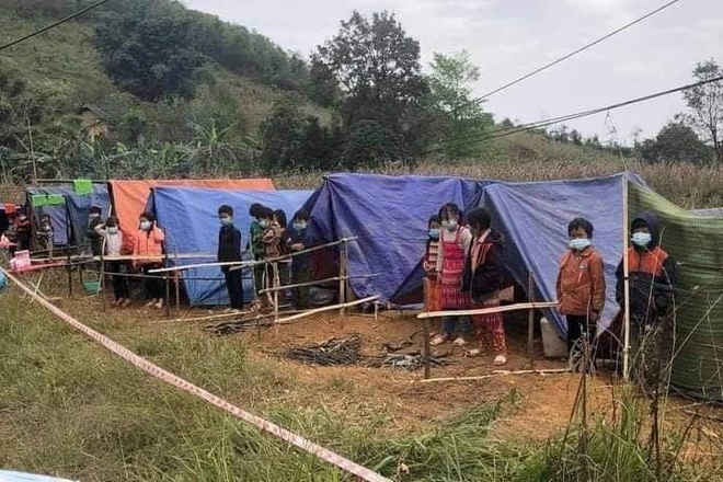 Học sinh bị cách ly trong lán trại với tấm bạt, manh chiếu: Không đúng - Ảnh 1. Học sinh bị cách ly trong lán trại với tấm bạt, manh chiếu: Không đúng - Ảnh 1.