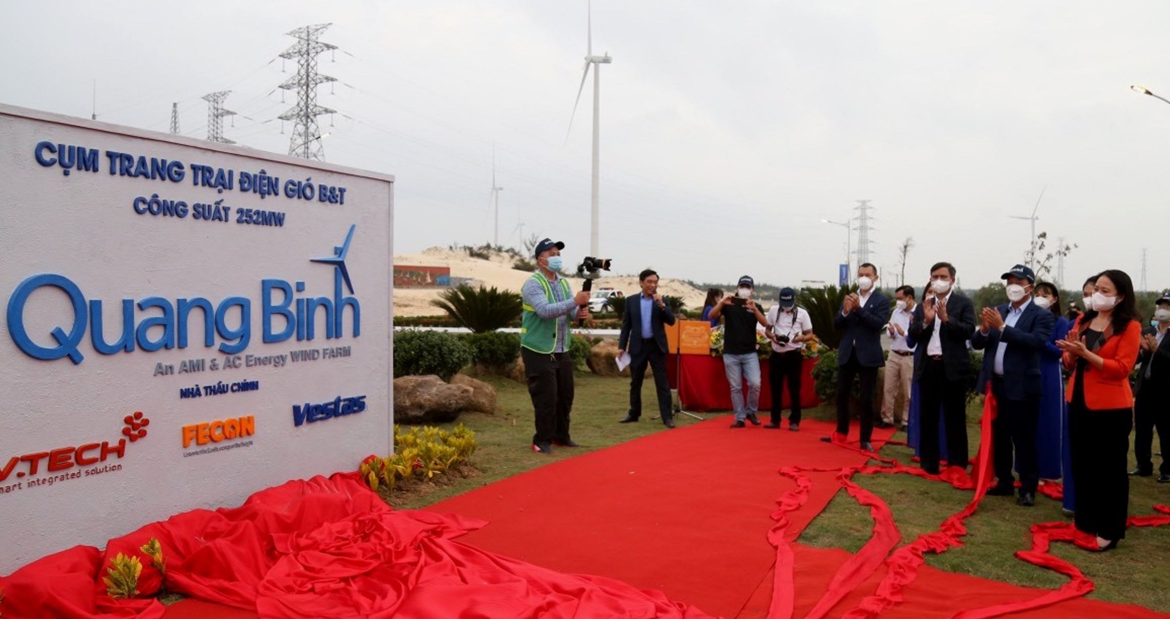 Cắt giảm chi phí khánh thành, điện gió B&T dành 600 triệu mua máy tính tặng học sinh - Ảnh 2.
