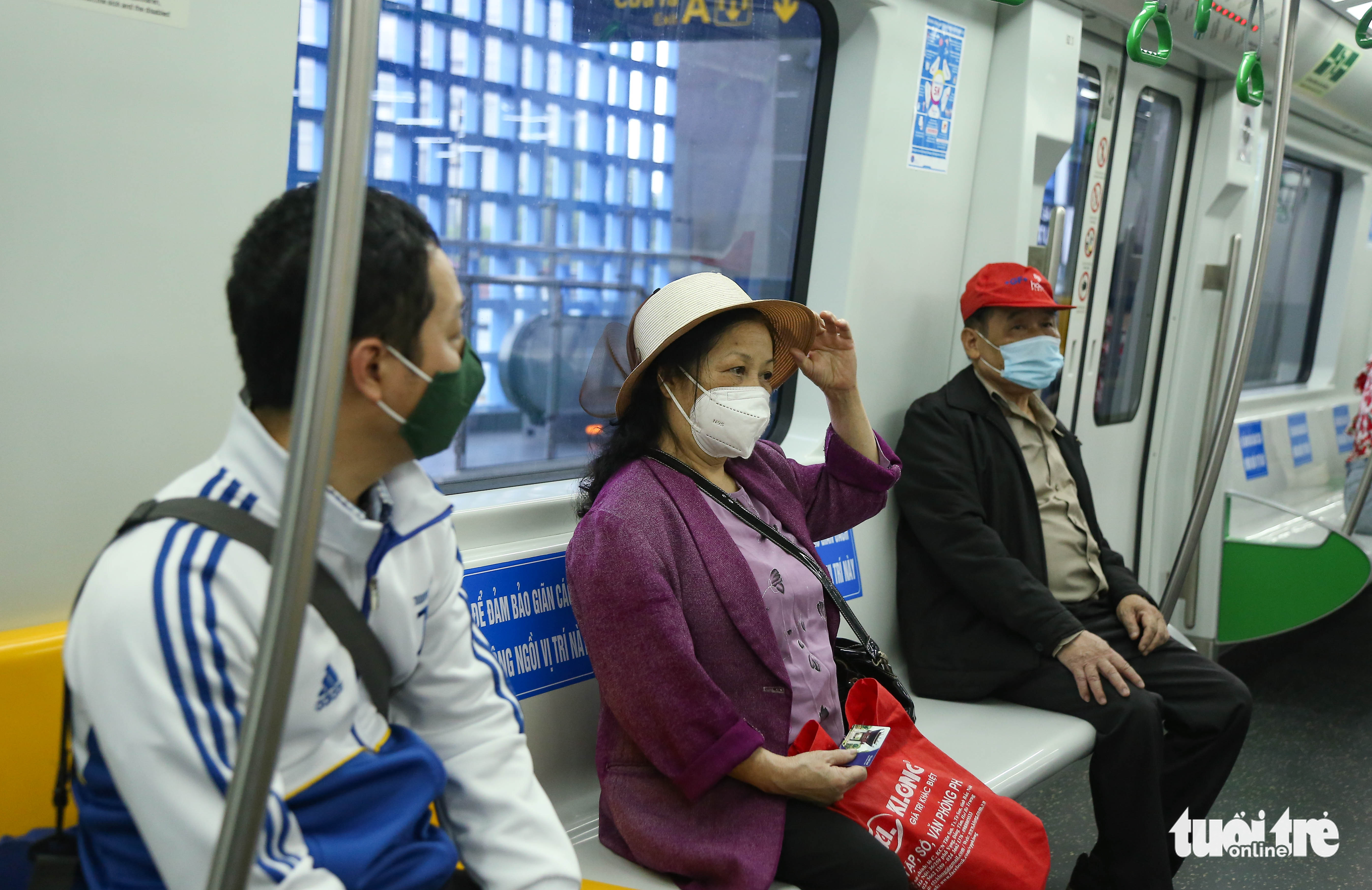 Ngày đầu metro Cát Linh - Hà Đông bán vé: Dân nói thuận tiện, giá rẻ - Ảnh 1. Ngày đầu metro Cát Linh - Hà Đông bán vé: Dân nói thuận tiện, giá rẻ - Ảnh 1.