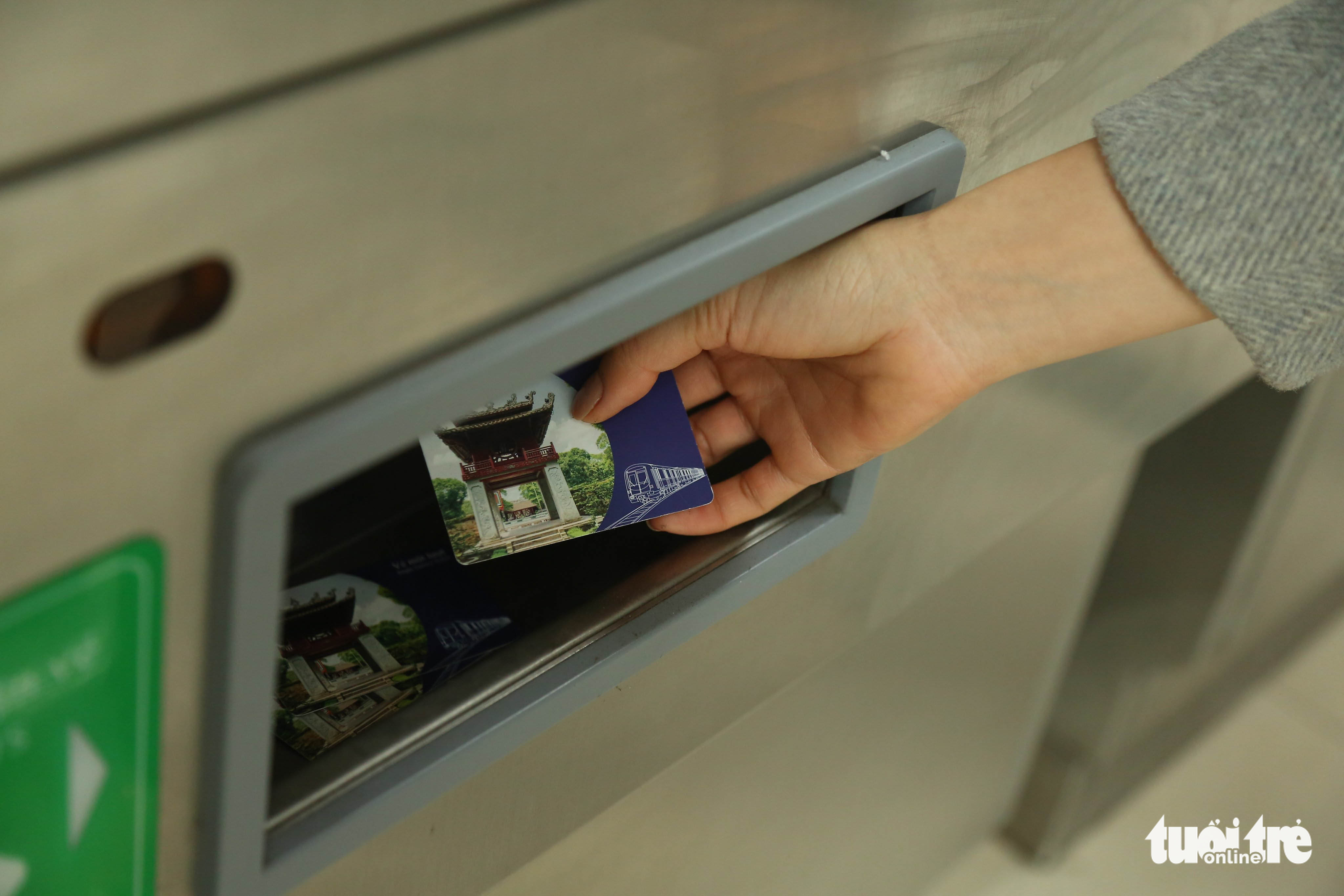 Ngày đầu metro Cát Linh - Hà Đông bán vé: Dân nói thuận tiện, giá rẻ - Ảnh 6. Ngày đầu metro Cát Linh - Hà Đông bán vé: Dân nói thuận tiện, giá rẻ - Ảnh 6.