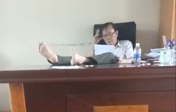 Hạt trưởng hạt kiểm lâm gác chân lên bàn làm việc bị cảnh cáo - Ảnh 1. Hạt trưởng hạt kiểm lâm gác chân lên bàn làm việc bị cảnh cáo - Ảnh 1.