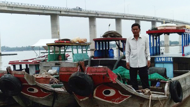 Ăn cơm trên bờ, kiếm tiền đáy sông - Ảnh 2. Ăn cơm trên bờ, kiếm tiền đáy sông - Ảnh 2.