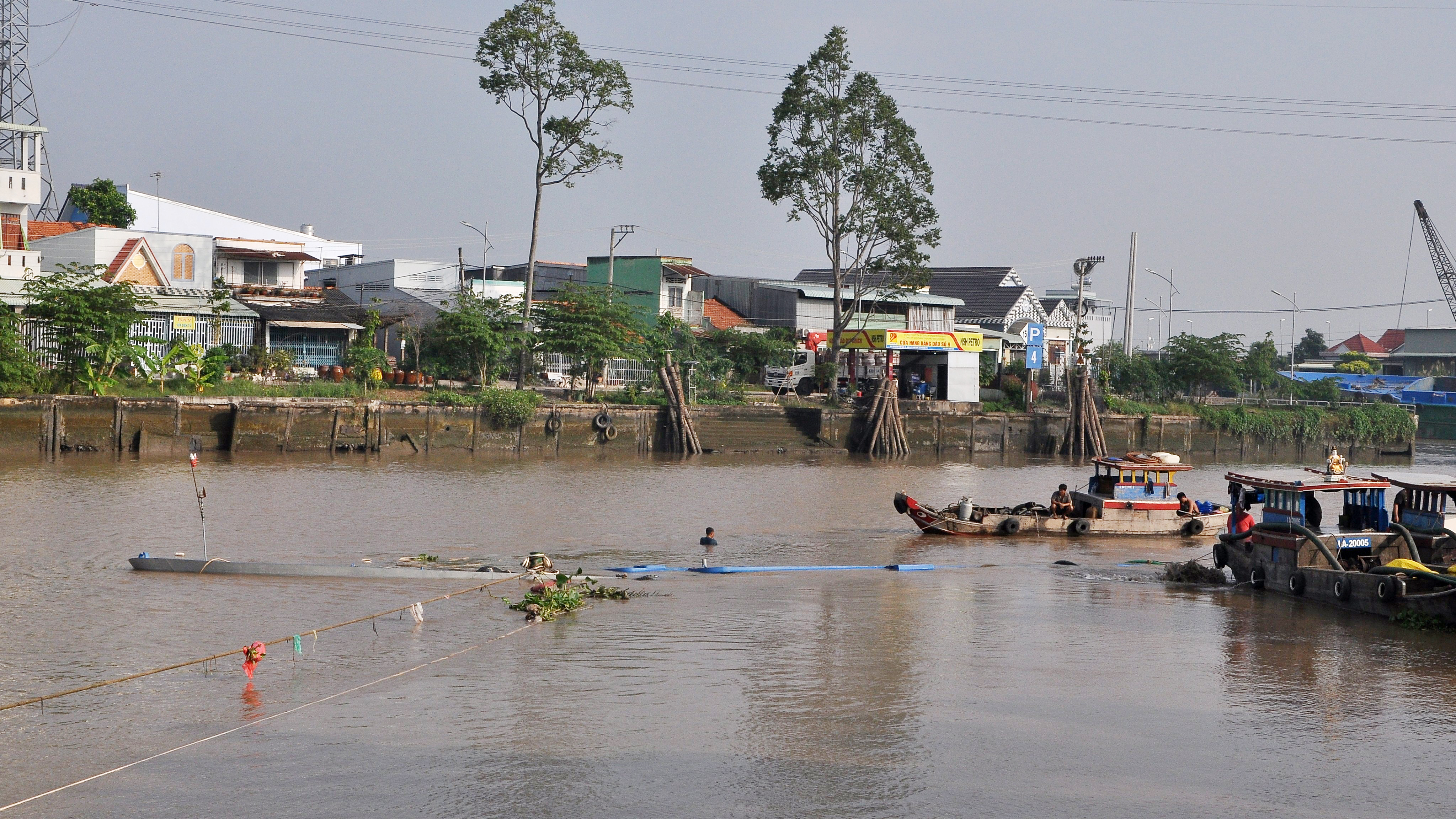 Ăn cơm trên bờ, kiếm tiền đáy sông - Ảnh 1. Ăn cơm trên bờ, kiếm tiền đáy sông - Ảnh 1.