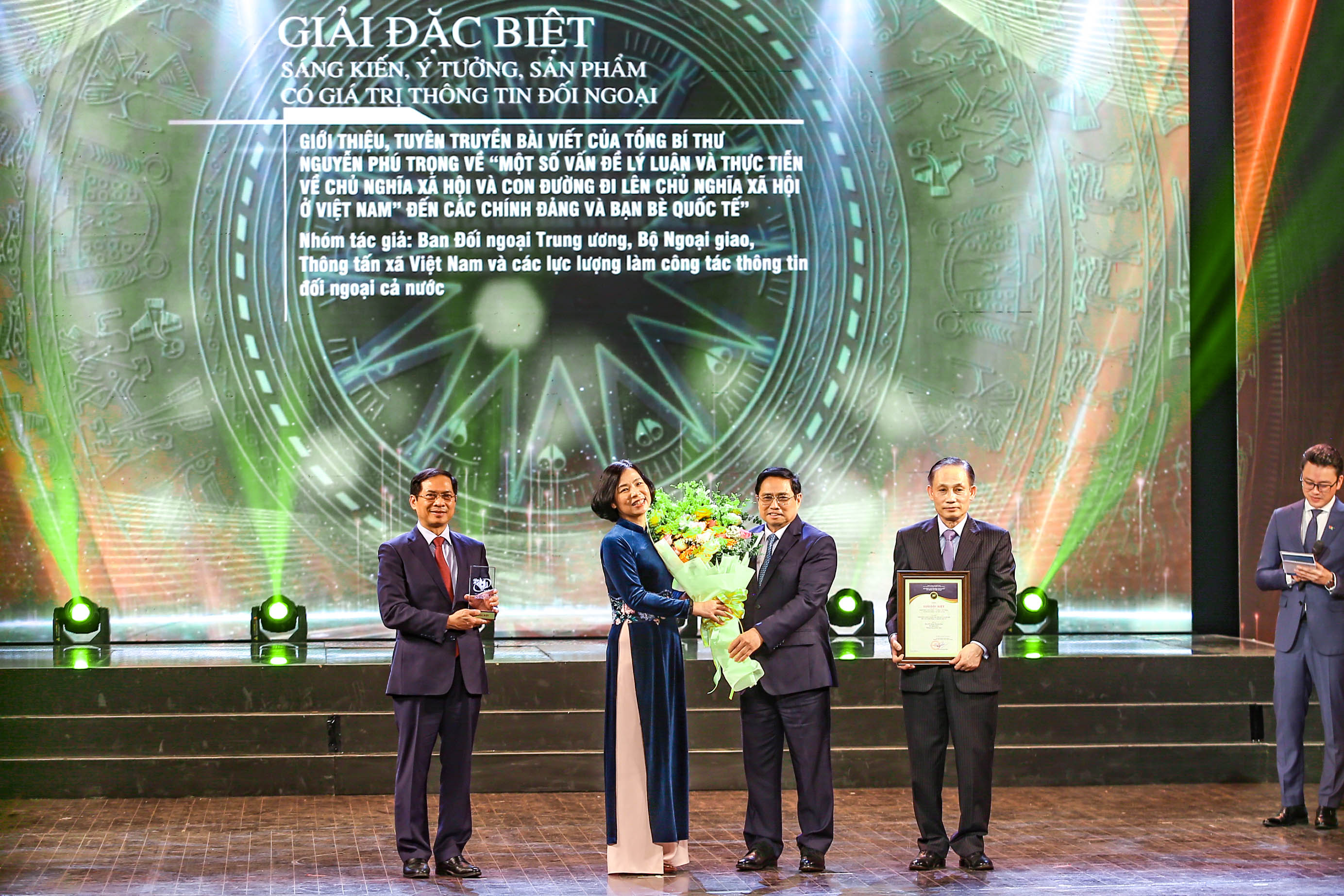 Thủ tướng: Huy động sự ủng hộ của nhân dân, Việt kiều, bạn bè quốc tế trong thông tin đối ngoạI - Ảnh 2. Thủ tướng: Huy động sự ủng hộ của nhân dân, Việt kiều, bạn bè quốc tế trong thông tin đối ngoạI - Ảnh 2.