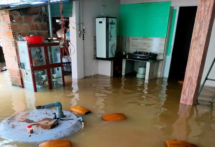 Mưa lớn kéo dài, giao thông nhiều nơi ở Bình Định tê liệt hoàn toàn - Ảnh 2. Mưa lớn kéo dài, giao thông nhiều nơi ở Bình Định tê liệt hoàn toàn - Ảnh 2.