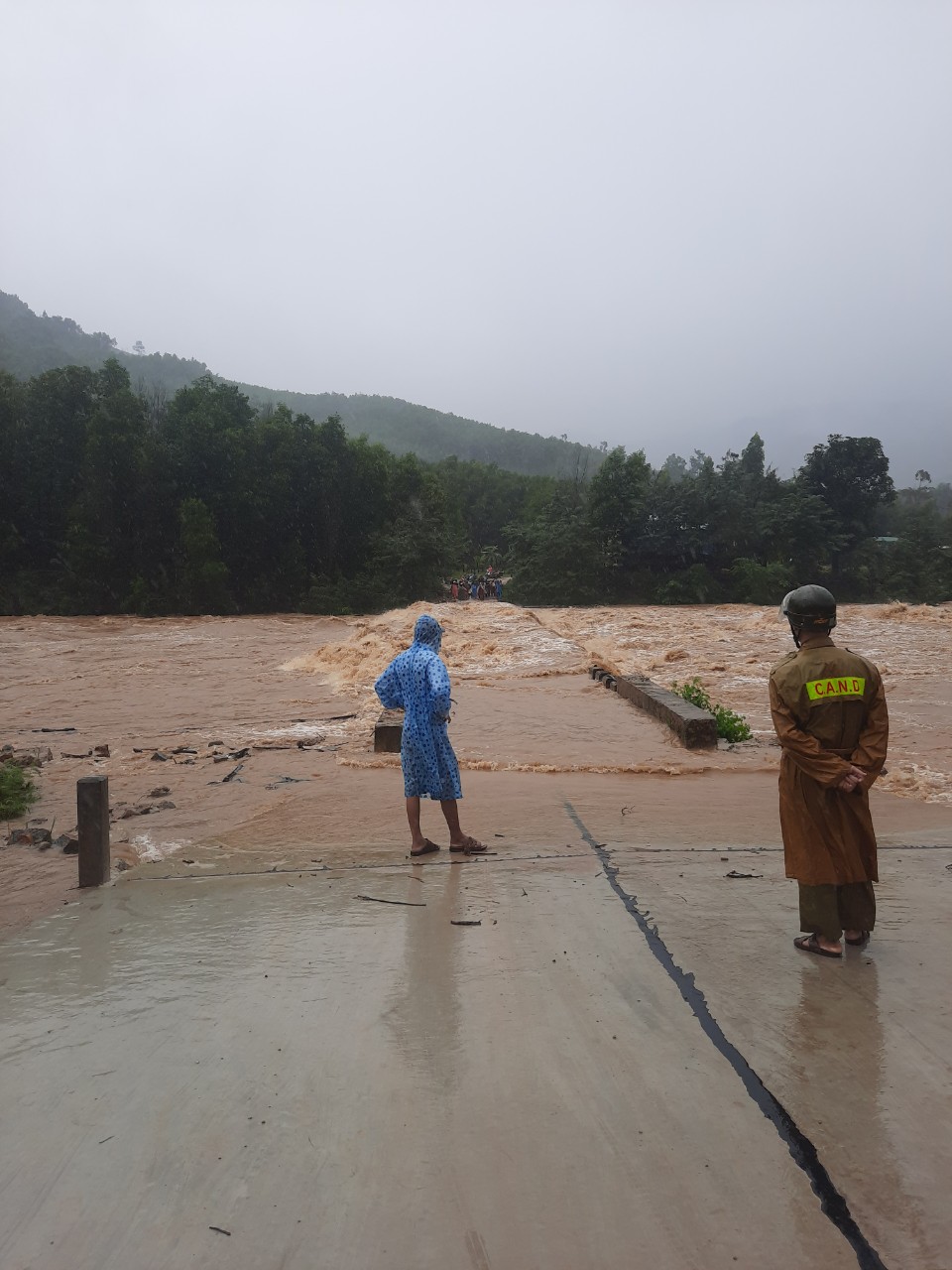 Mưa lớn kéo dài, giao thông nhiều nơi ở Bình Định tê liệt hoàn toàn - Ảnh 3. Mưa lớn kéo dài, giao thông nhiều nơi ở Bình Định tê liệt hoàn toàn - Ảnh 3.