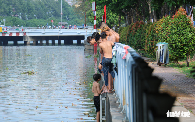 Sơ cứu người ngạt nước bằng cách dốc ngược người, liệu có an toàn? - Ảnh 1. Sơ cứu người ngạt nước bằng cách dốc ngược người, liệu có an toàn? - Ảnh 1.