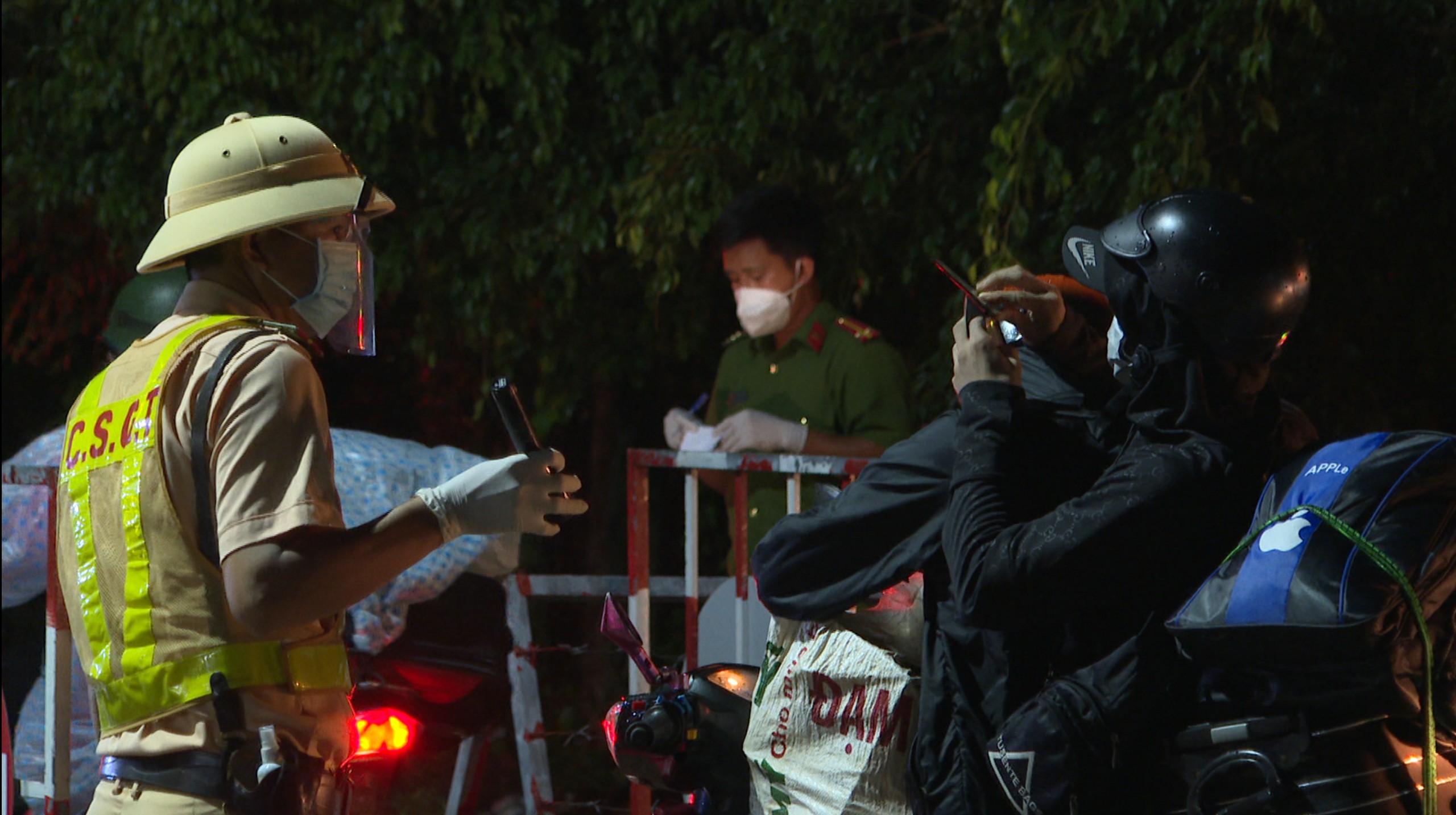 Số ca COVID-19 tăng cao, Bình Phước yêu cầu nhiều nơi dừng bán tại chỗ - Ảnh 1. Số ca COVID-19 tăng cao, Bình Phước yêu cầu nhiều nơi dừng bán tại chỗ - Ảnh 1.