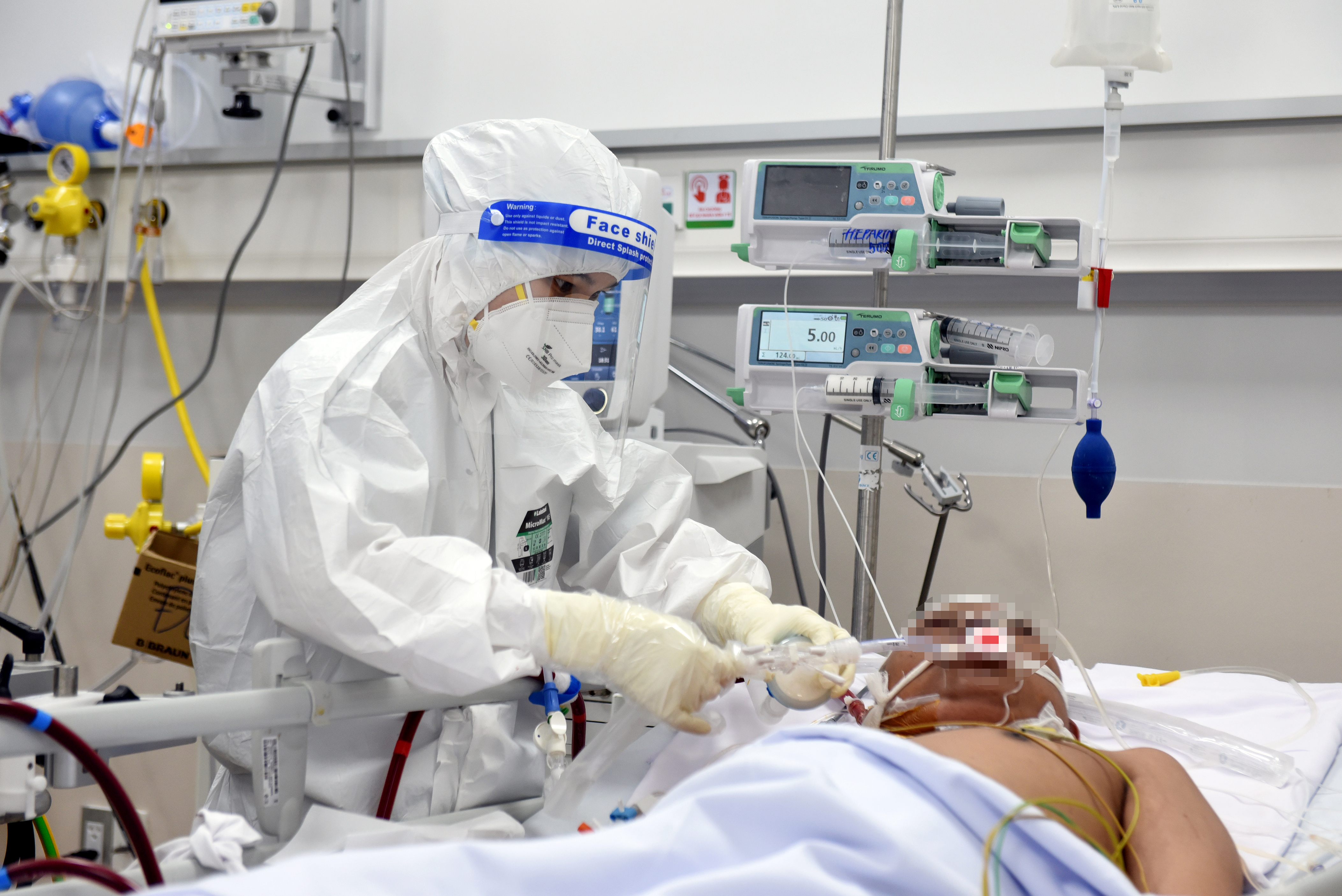 Tin sáng 25-12: Cả nước hơn 7.700 ca COVID-19 nặng, TP.HCM cần oxy y tế - Ảnh 6. Tin sáng 25-12: Cả nước hơn 7.700 ca COVID-19 nặng, TP.HCM cần oxy y tế - Ảnh 6.