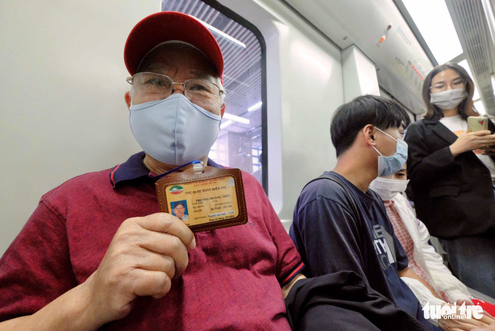 Ngày đầu đi tàu điện Cát Linh - Hà Đông miễn phí, người dân xếp hàng chờ trải nghiệm - Ảnh 6. Ngày đầu đi tàu điện Cát Linh - Hà Đông miễn phí, người dân xếp hàng chờ trải nghiệm - Ảnh 6.