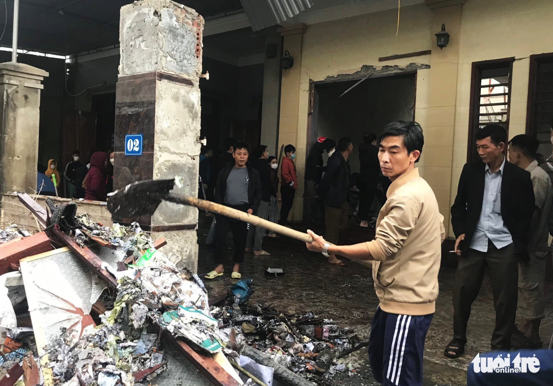 Nhà 2 tầng ở TP Vinh nứt toác sau tiếng nổ lớn, nghi do pháo tự chế - Ảnh 1. Nhà 2 tầng ở TP Vinh nứt toác sau tiếng nổ lớn, nghi do pháo tự chế - Ảnh 1.