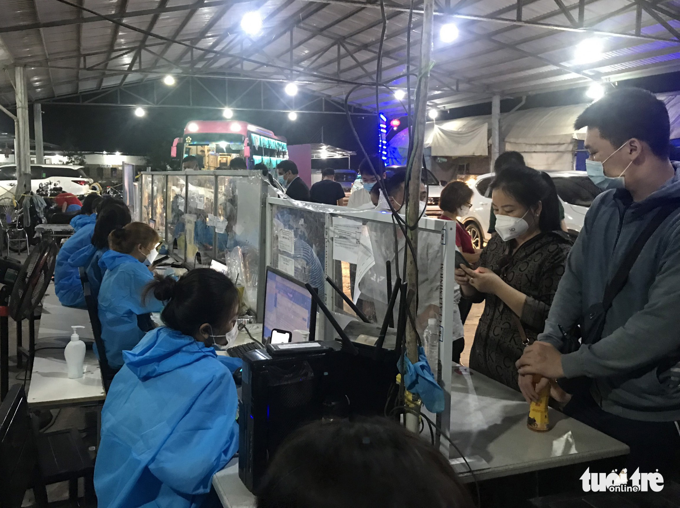 Du khách đổ về Đà Lạt cuối tuần, chốt đèo Chuối kẹt cứng - Ảnh 2. Du khách đổ về Đà Lạt cuối tuần, chốt đèo Chuối kẹt cứng - Ảnh 2.