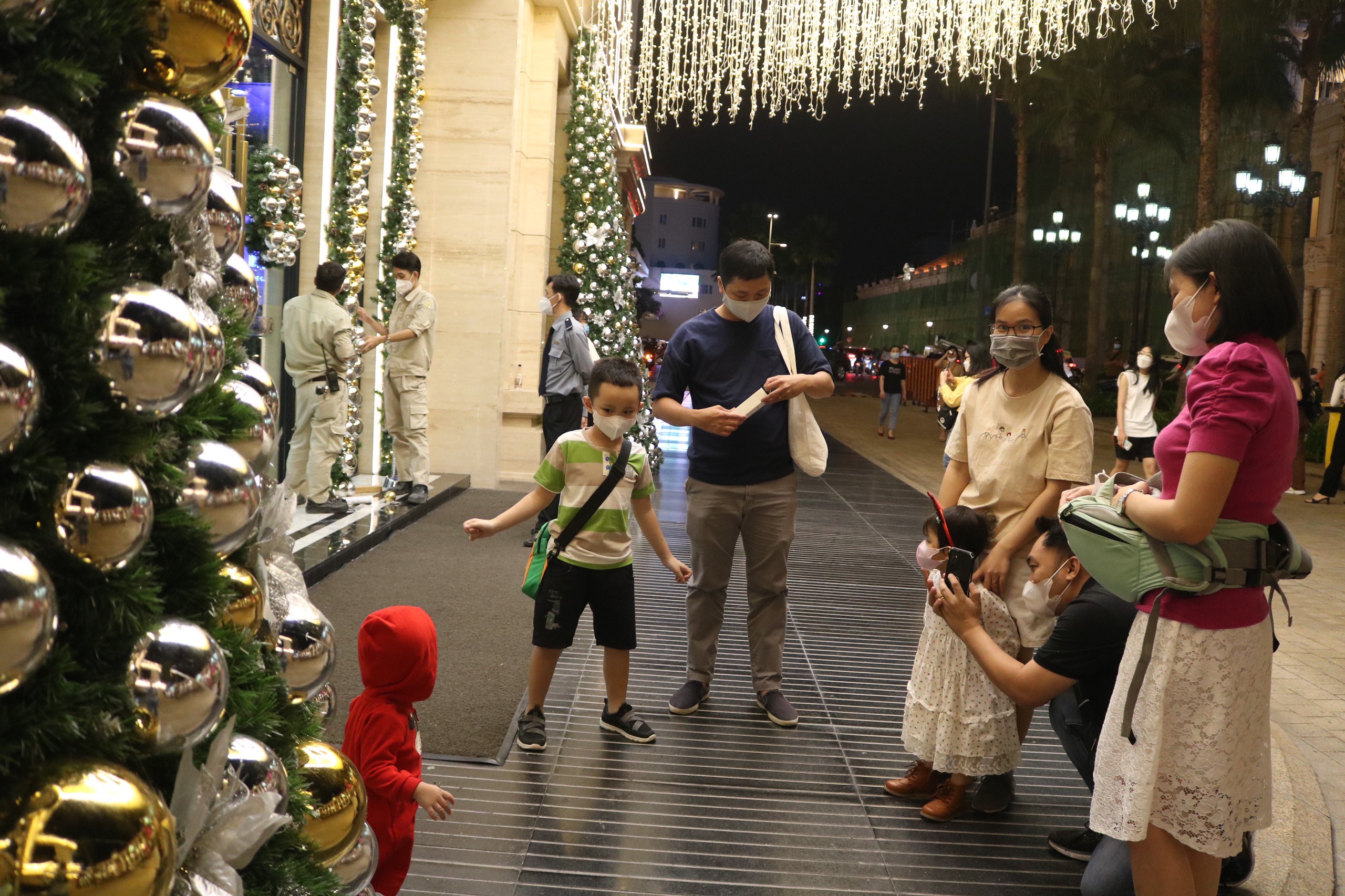 TP.HCM đón mùa Giáng sinh trầm lắng - Ảnh 5. TP.HCM đón mùa Giáng sinh trầm lắng - Ảnh 5.