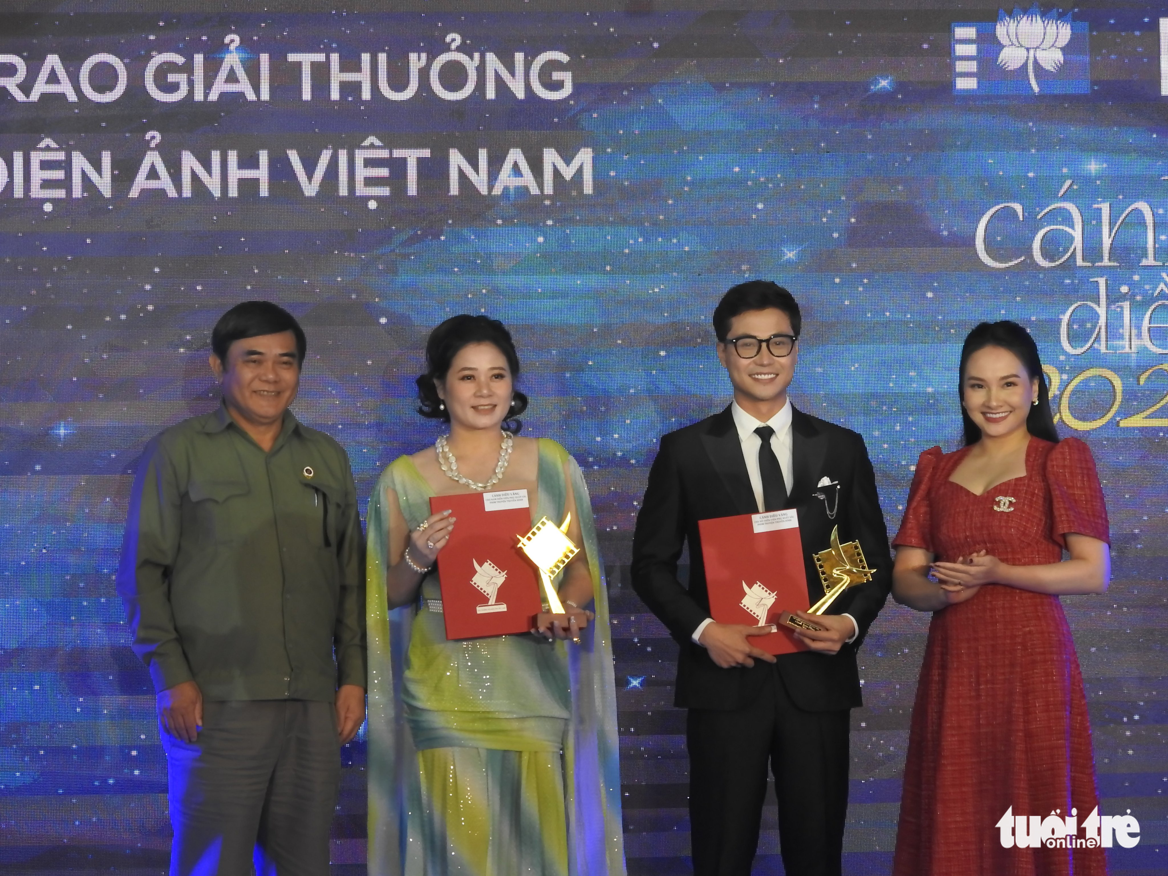 ‘Bố già’, Gái già lắm chiêu V đại thắng trong cơn mưa giải thưởng Cánh diều 2020 - Ảnh 7. ‘Bố già’, Gái già lắm chiêu V đại thắng trong cơn mưa giải thưởng Cánh diều 2020 - Ảnh 7.