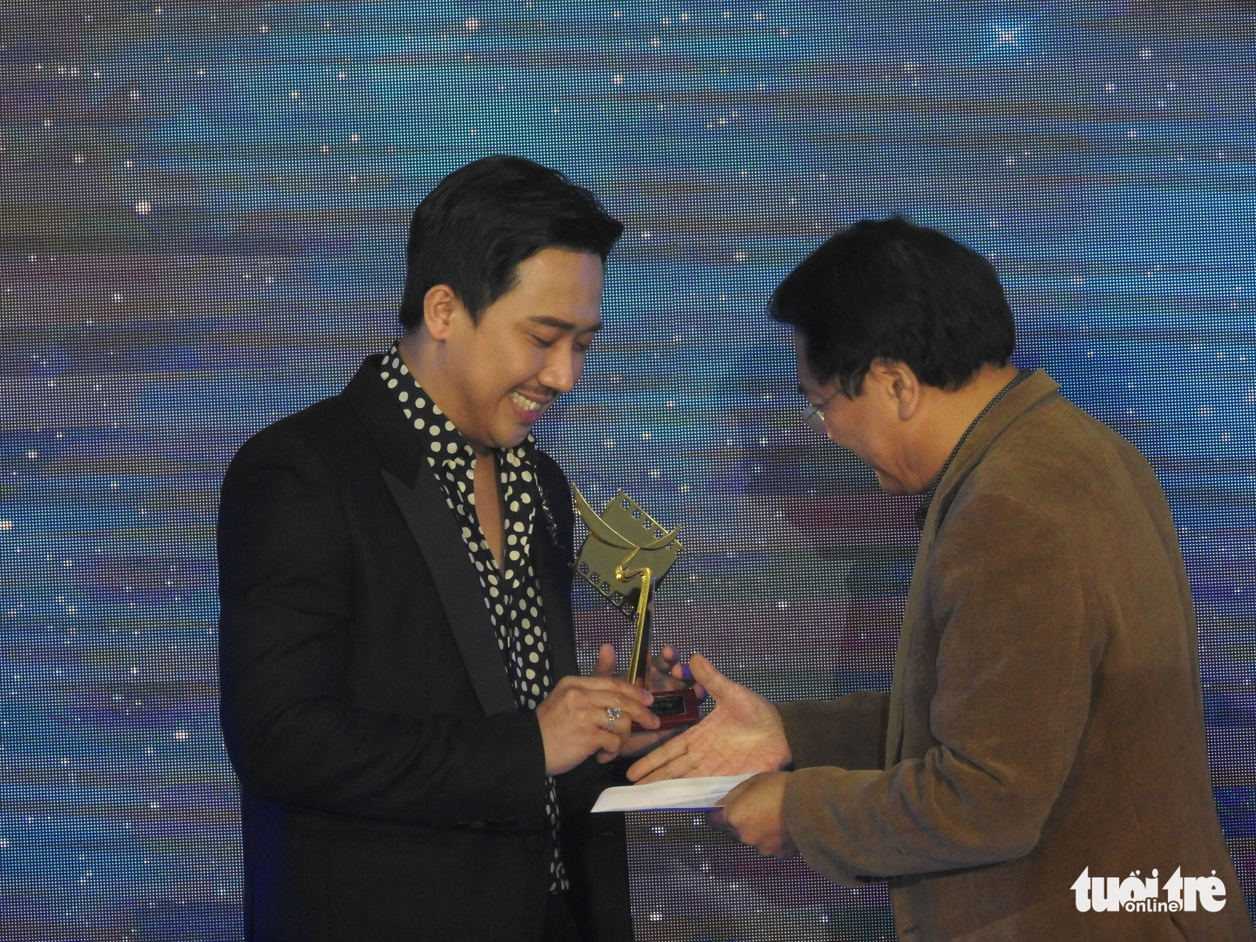 ‘Bố già’, Gái già lắm chiêu V đại thắng trong cơn mưa giải thưởng Cánh diều 2020 - Ảnh 1. ‘Bố già’, Gái già lắm chiêu V đại thắng trong cơn mưa giải thưởng Cánh diều 2020 - Ảnh 1.