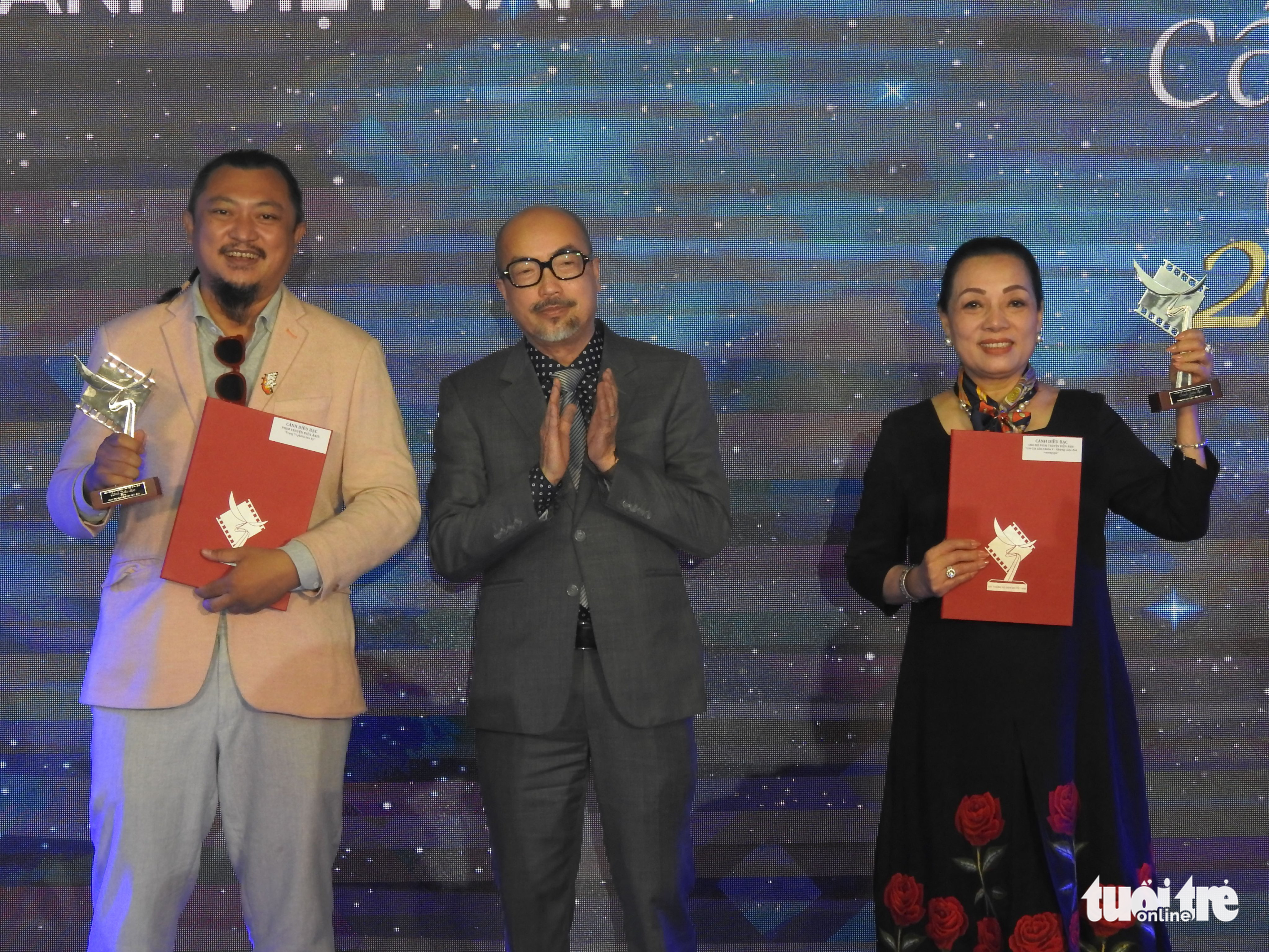 ‘Bố già’, Gái già lắm chiêu V đại thắng trong cơn mưa giải thưởng Cánh diều 2020 - Ảnh 2. ‘Bố già’, Gái già lắm chiêu V đại thắng trong cơn mưa giải thưởng Cánh diều 2020 - Ảnh 2.