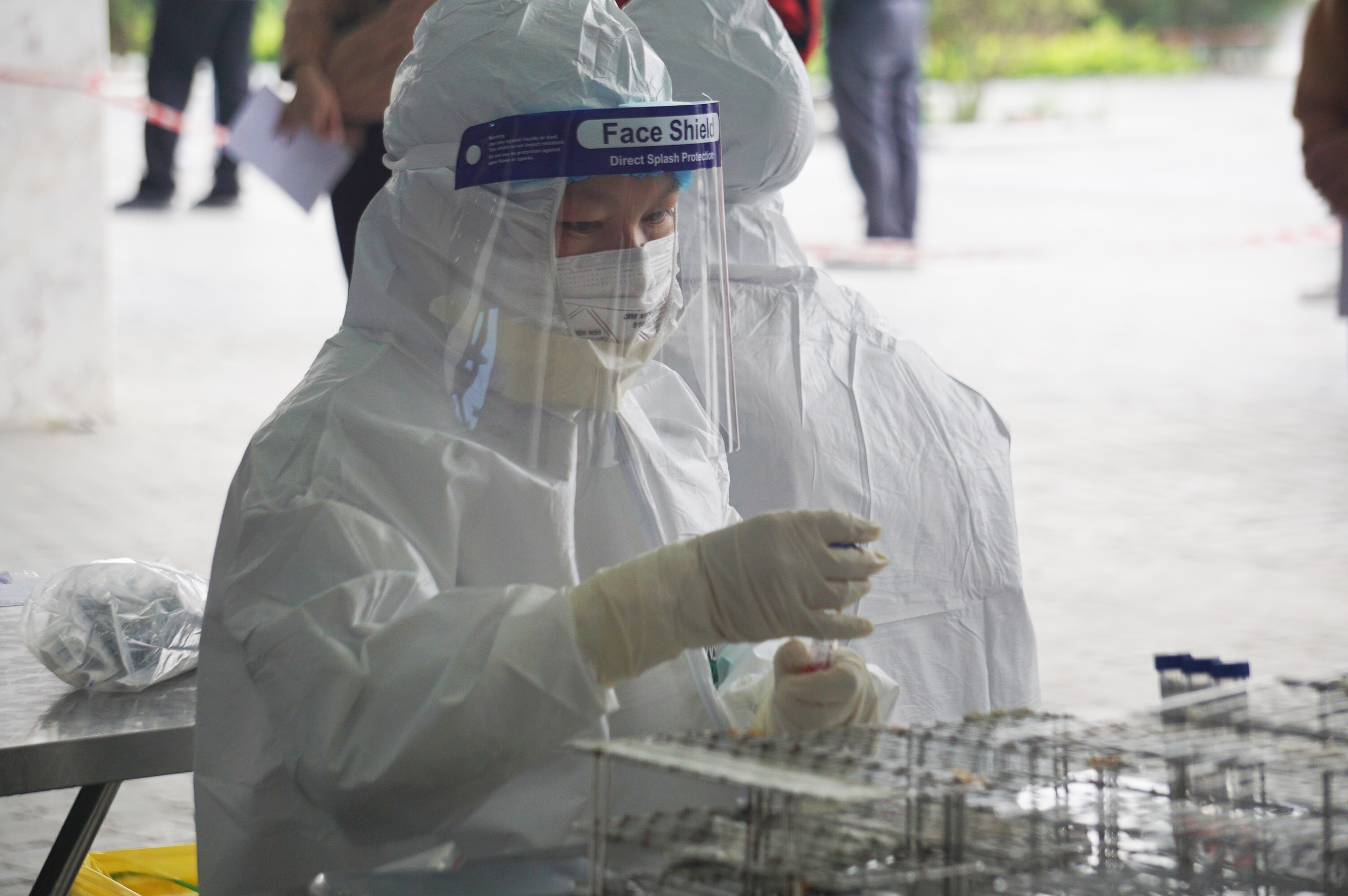 Vụ thổi giá kit xét nghiệm Việt Á: Lợi dụng chống dịch bất chấp luật pháp - Ảnh 6. Vụ thổi giá kit xét nghiệm Việt Á: Lợi dụng chống dịch bất chấp luật pháp - Ảnh 6.