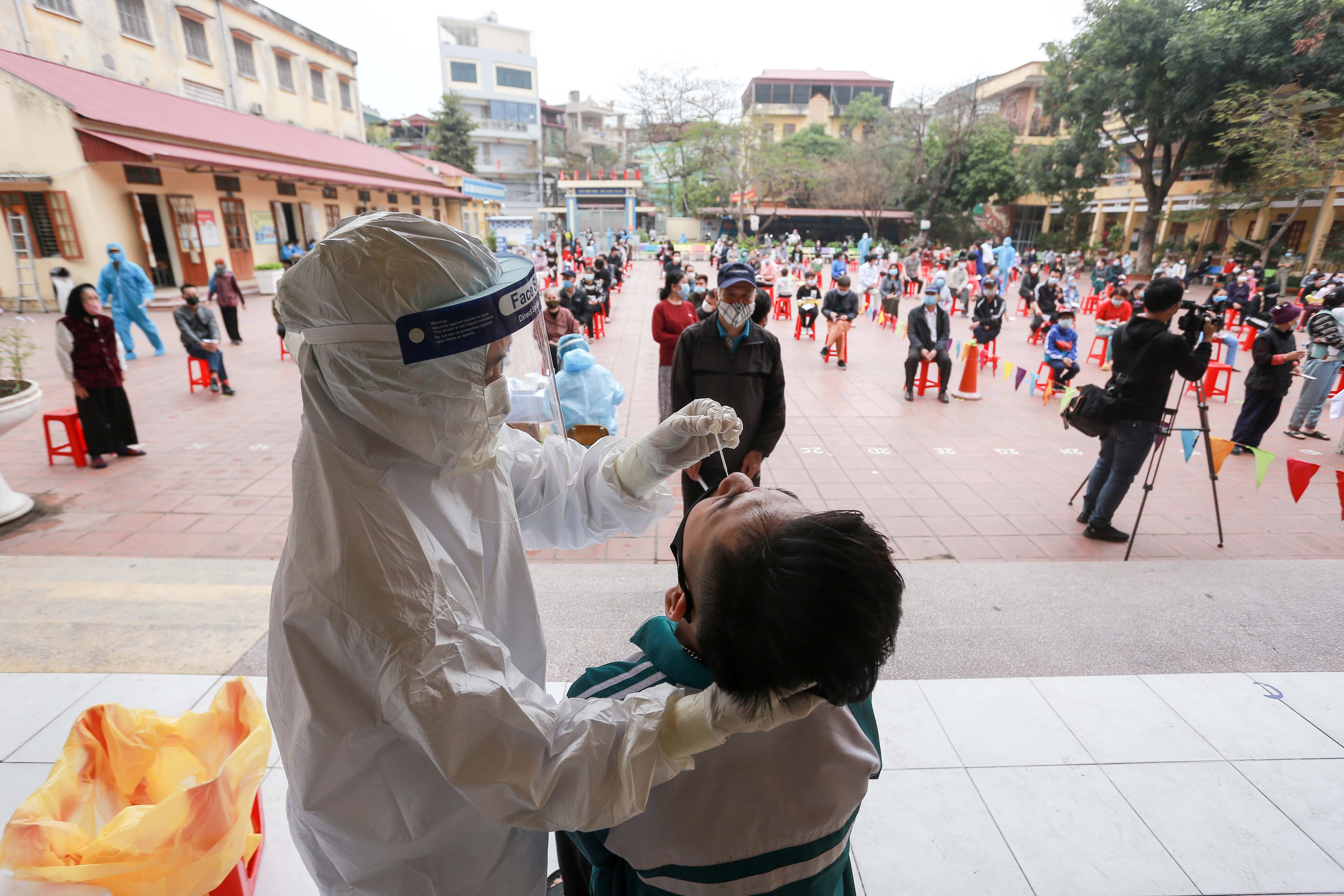 Vụ thổi giá kit xét nghiệm Việt Á: Lợi dụng chống dịch bất chấp luật pháp - Ảnh 3. Vụ thổi giá kit xét nghiệm Việt Á: Lợi dụng chống dịch bất chấp luật pháp - Ảnh 3.