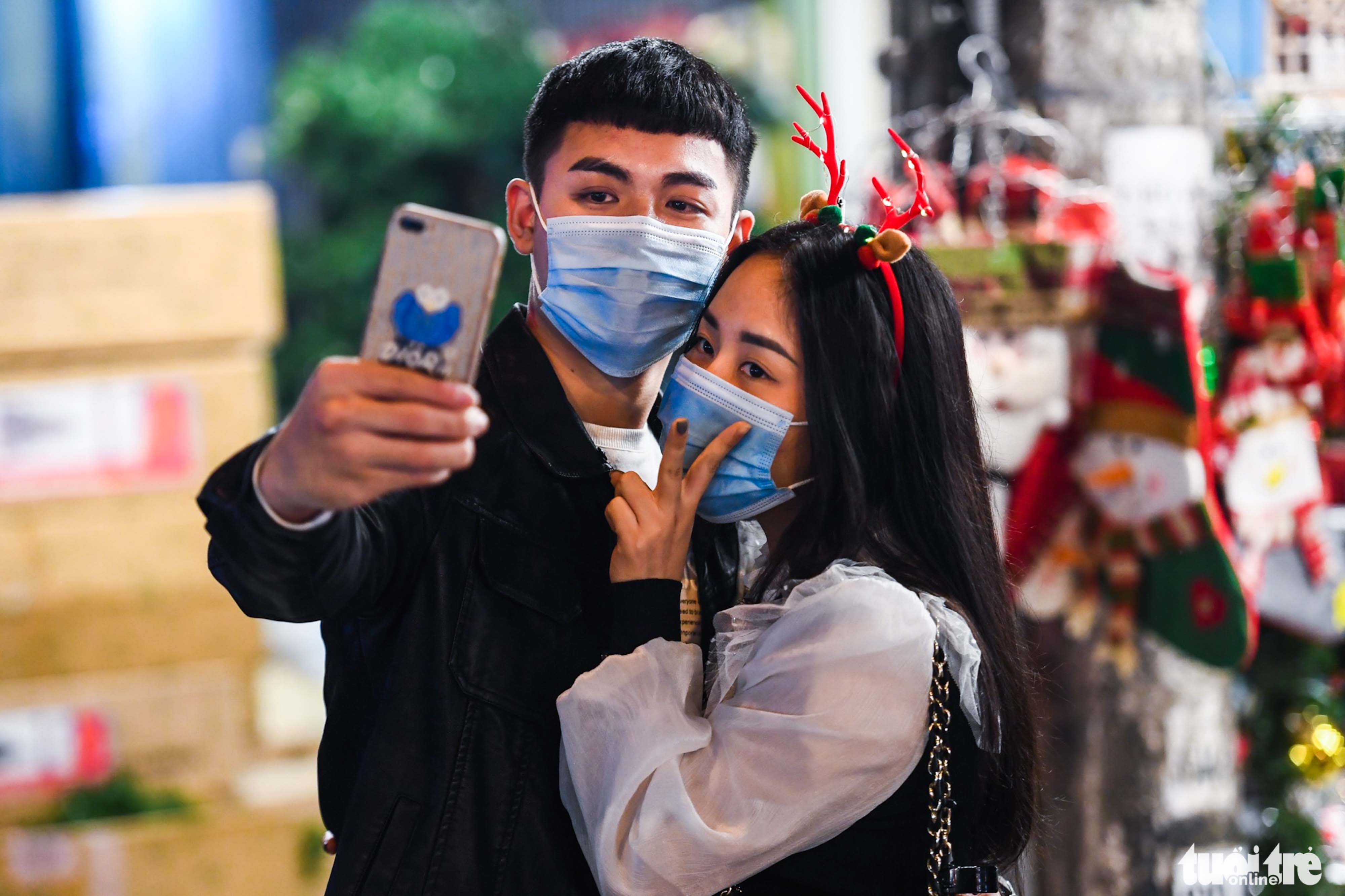 Hà Nội Giáng sinh: Khu vực nhà thờ Lớn vắng vẻ, đường phố có nơi tắc nghẽn - Ảnh 11. Hà Nội Giáng sinh: Khu vực nhà thờ Lớn vắng vẻ, đường phố có nơi tắc nghẽn - Ảnh 11.