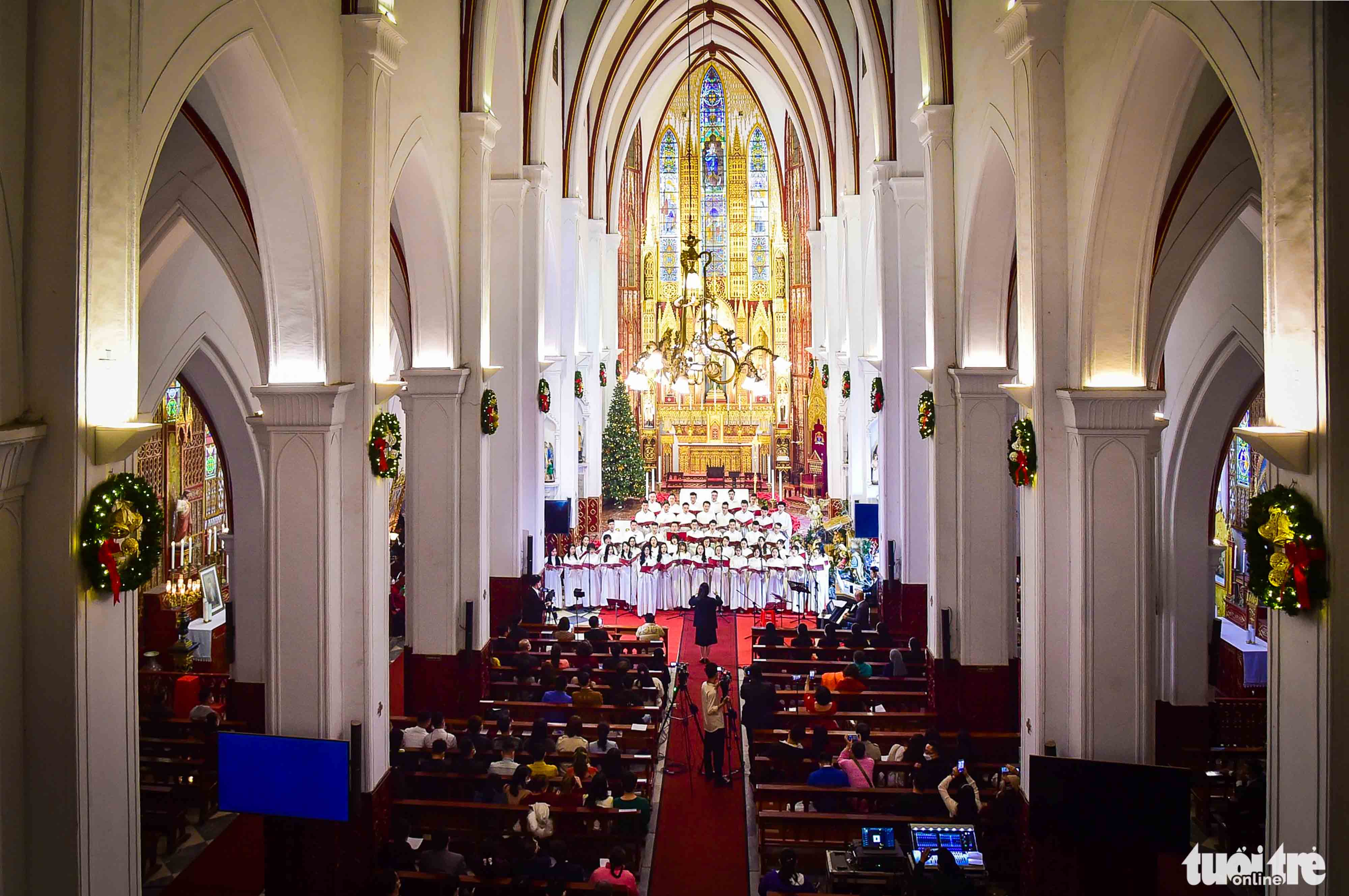 Hà Nội Giáng sinh: Khu vực nhà thờ Lớn vắng vẻ, đường phố có nơi tắc nghẽn - Ảnh 5. Hà Nội Giáng sinh: Khu vực nhà thờ Lớn vắng vẻ, đường phố có nơi tắc nghẽn - Ảnh 5.
