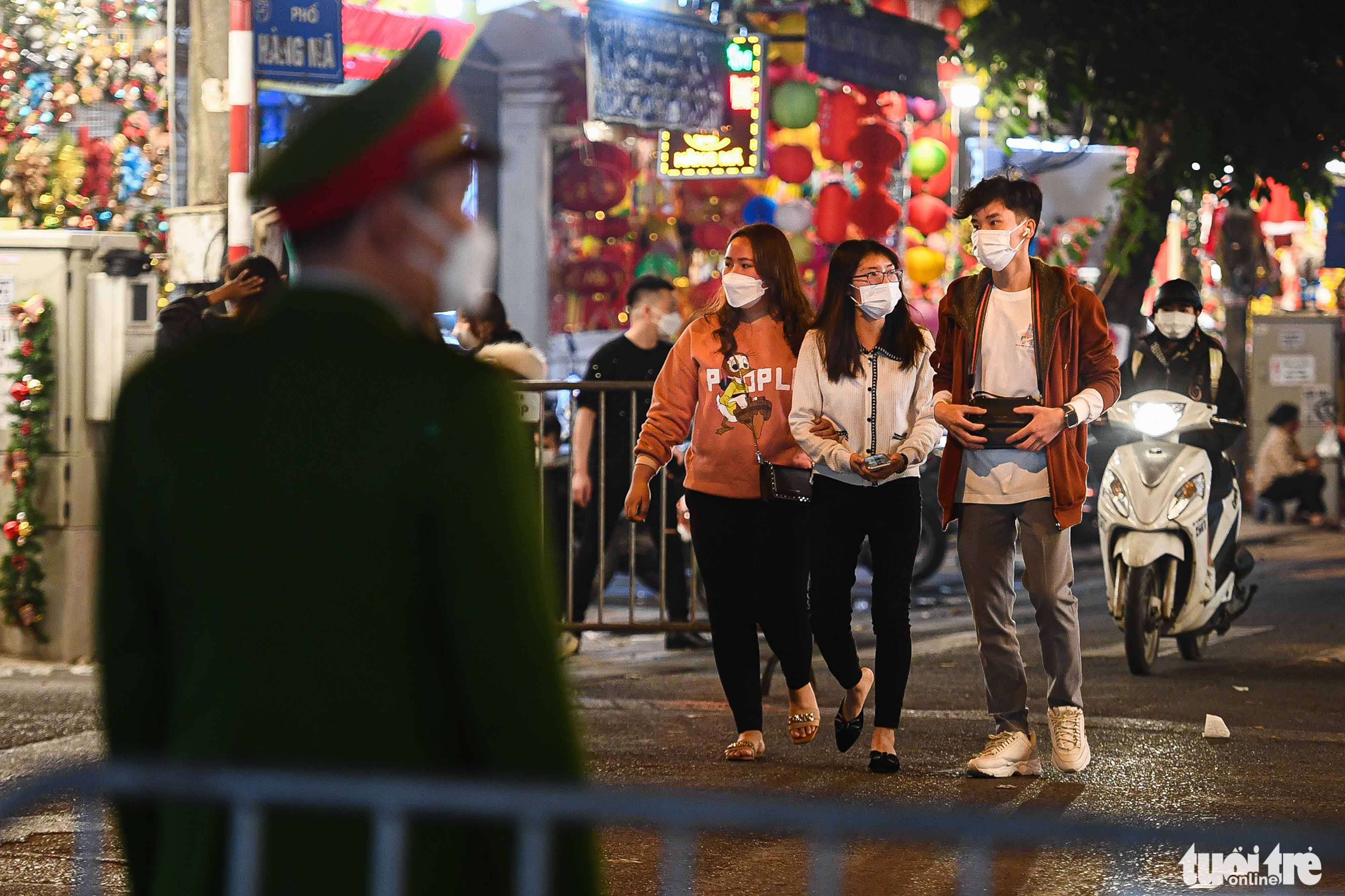 Hà Nội Giáng sinh: Khu vực nhà thờ Lớn vắng vẻ, đường phố có nơi tắc nghẽn - Ảnh 9. Hà Nội Giáng sinh: Khu vực nhà thờ Lớn vắng vẻ, đường phố có nơi tắc nghẽn - Ảnh 9.