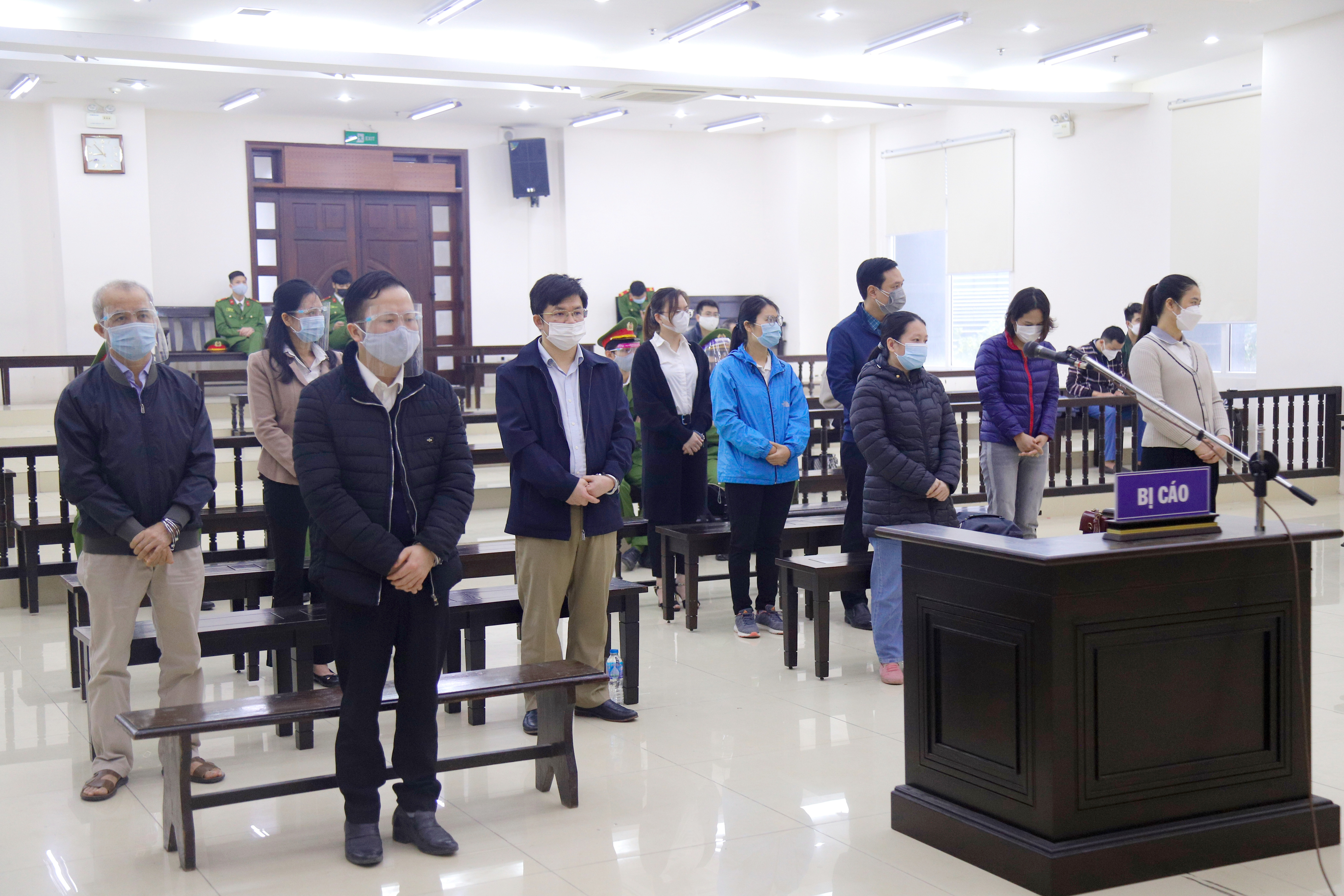 Cựu hiệu trưởng Trường đại học Đông Đô bị đề nghị 12-13 năm tù - Ảnh 2. Cựu hiệu trưởng Trường đại học Đông Đô bị đề nghị 12-13 năm tù - Ảnh 2.