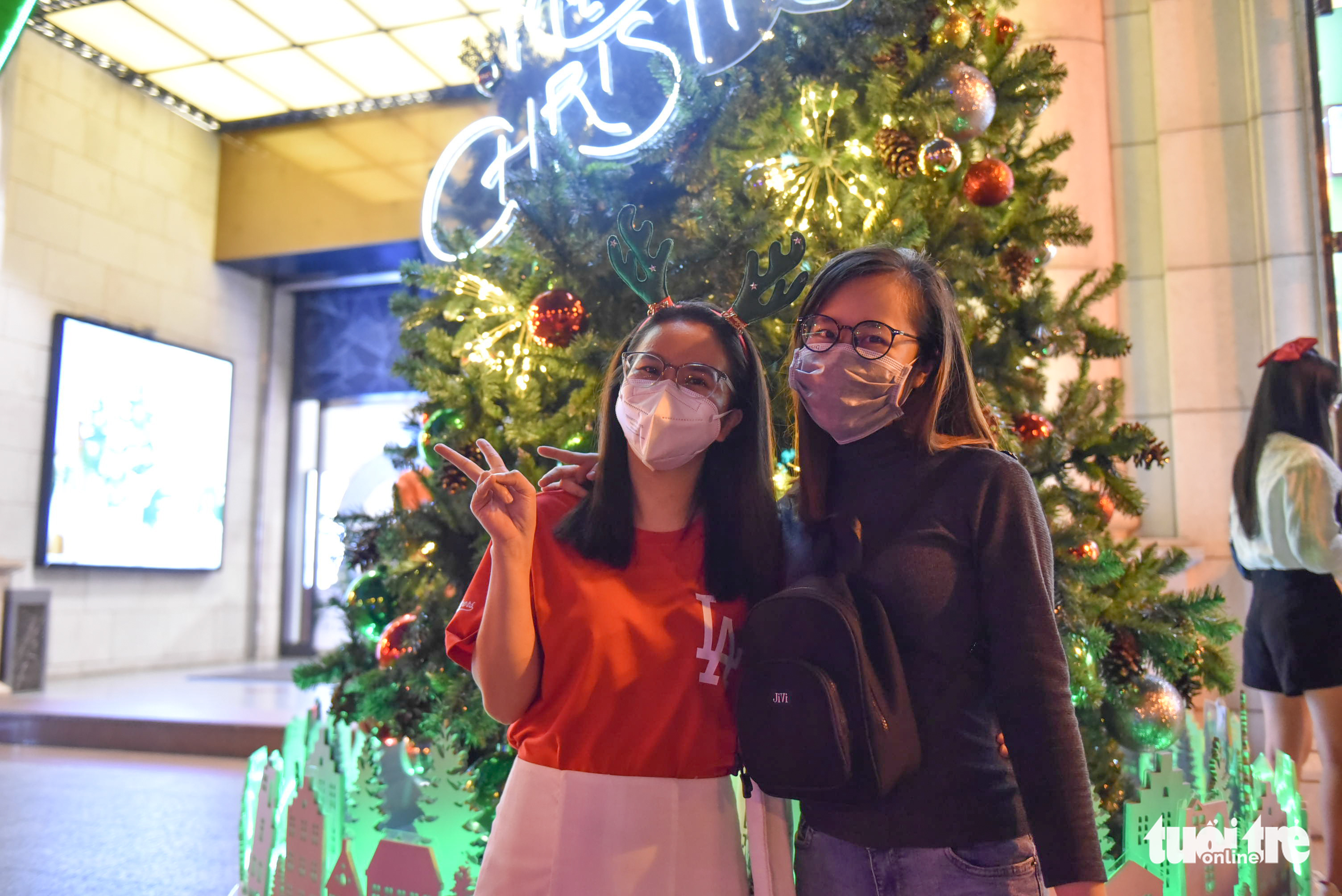 Người dân TP.HCM dạo chơi Giáng sinh, cầu mong dịch COVID-19 nhanh qua - Ảnh 2. Người dân TP.HCM dạo chơi Giáng sinh, cầu mong dịch COVID-19 nhanh qua - Ảnh 2.