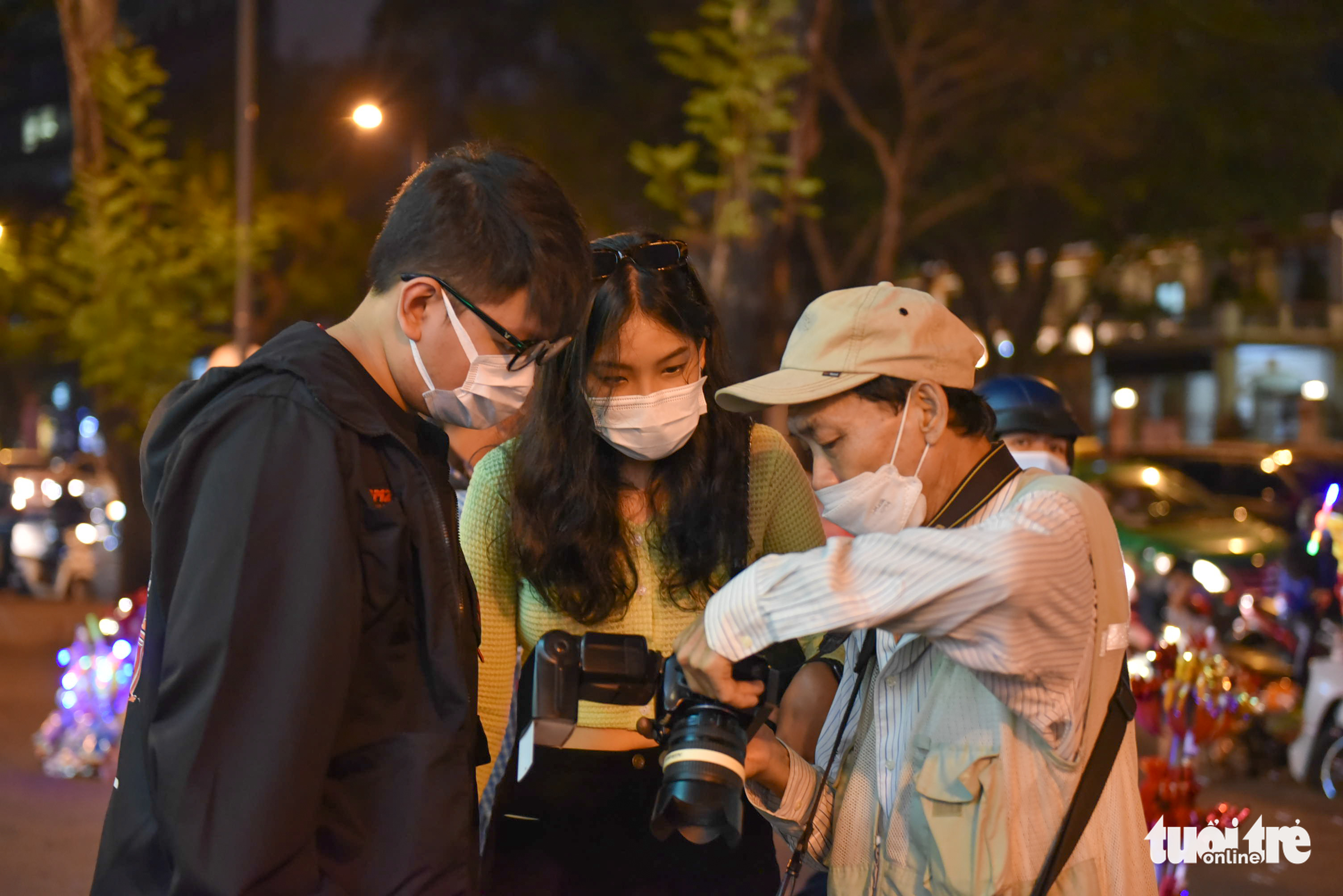 Người dân TP.HCM dạo chơi Giáng sinh, cầu mong dịch COVID-19 nhanh qua - Ảnh 7. Người dân TP.HCM dạo chơi Giáng sinh, cầu mong dịch COVID-19 nhanh qua - Ảnh 7.