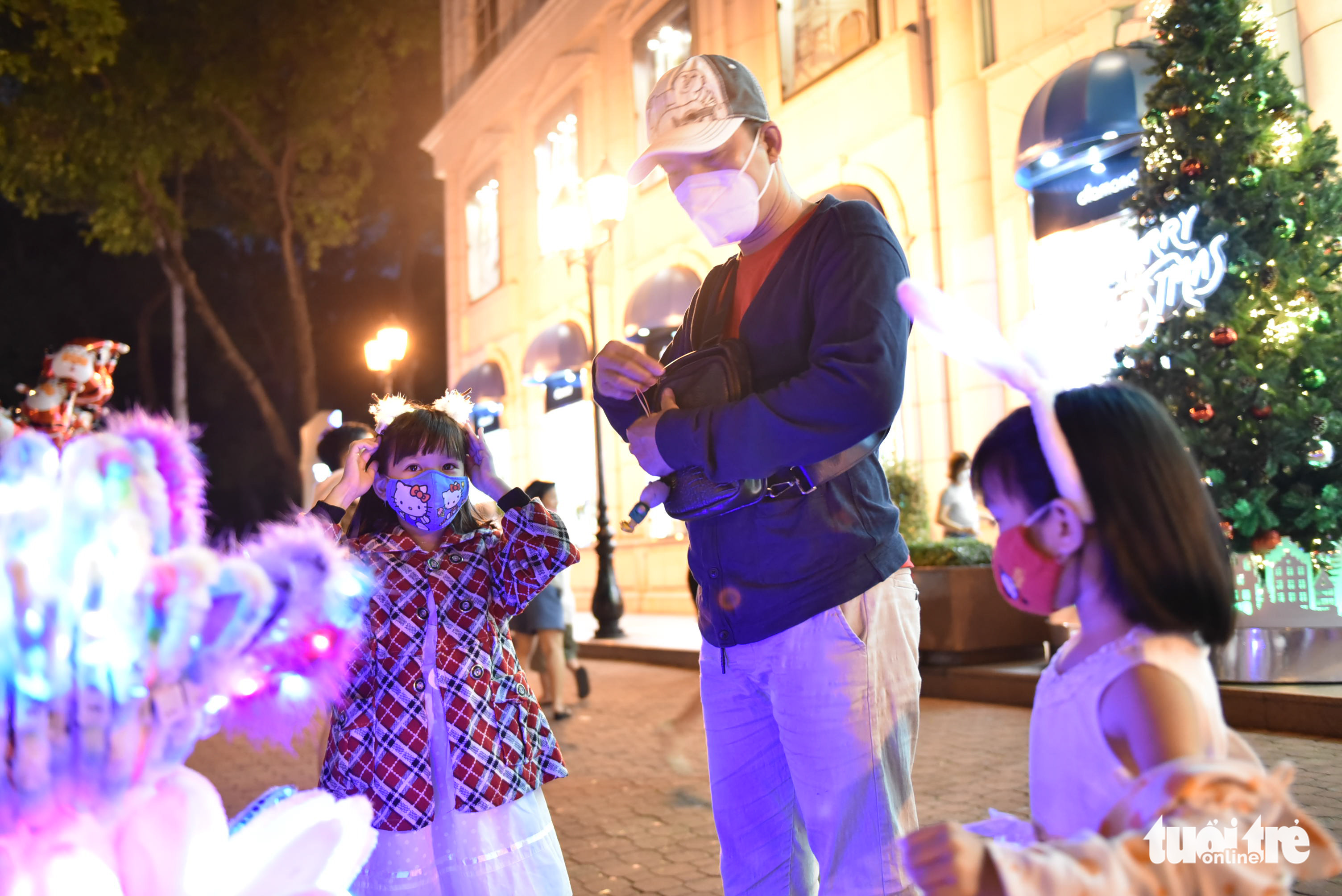 Người dân TP.HCM dạo chơi Giáng sinh, cầu mong dịch COVID-19 nhanh qua - Ảnh 6. Người dân TP.HCM dạo chơi Giáng sinh, cầu mong dịch COVID-19 nhanh qua - Ảnh 6.