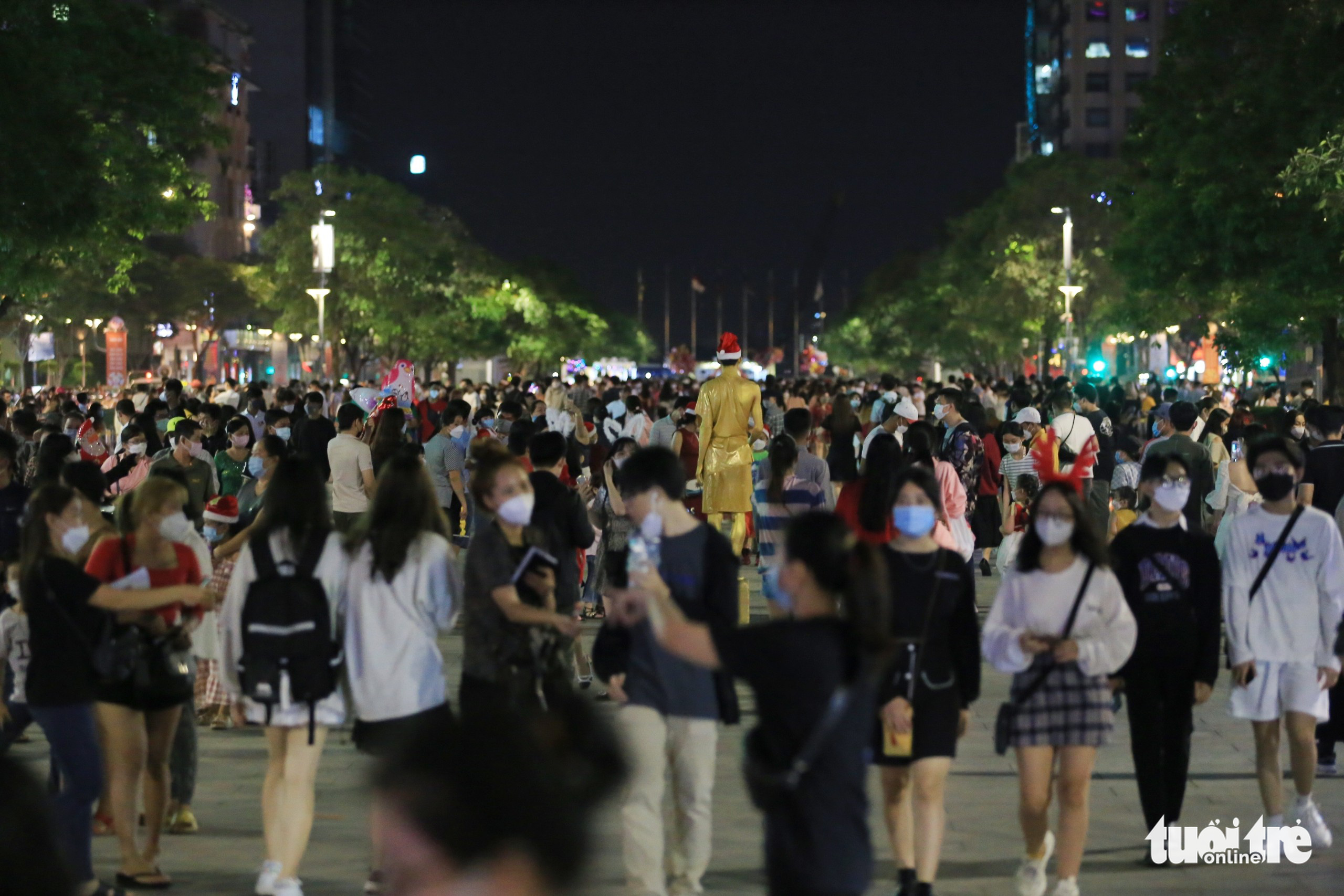 Người dân TP.HCM dạo chơi Giáng sinh, cầu mong dịch COVID-19 nhanh qua - Ảnh 8. Người dân TP.HCM dạo chơi Giáng sinh, cầu mong dịch COVID-19 nhanh qua - Ảnh 8.