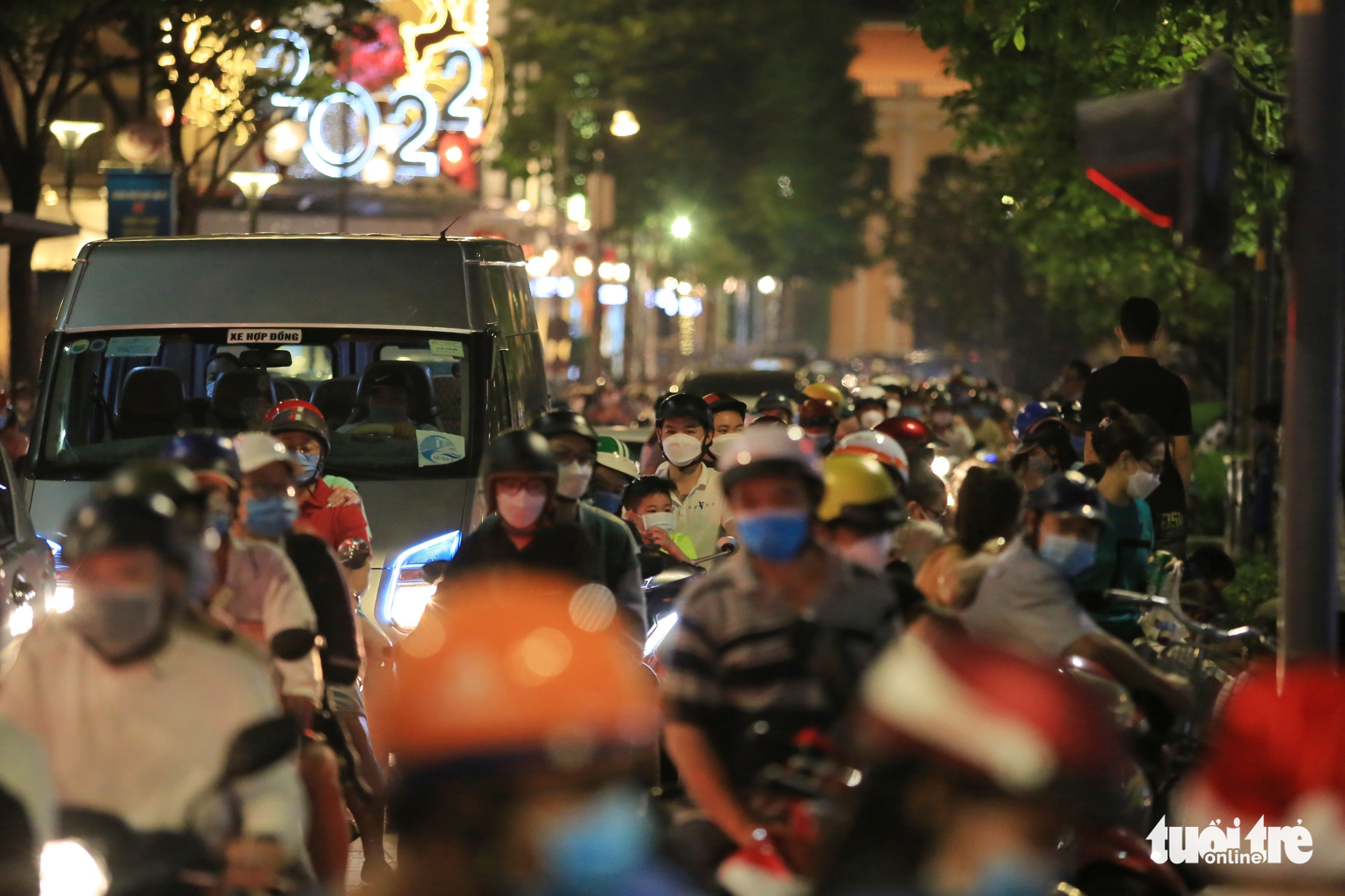 Người dân TP.HCM dạo chơi Giáng sinh, cầu mong dịch COVID-19 nhanh qua - Ảnh 9. Người dân TP.HCM dạo chơi Giáng sinh, cầu mong dịch COVID-19 nhanh qua - Ảnh 9.