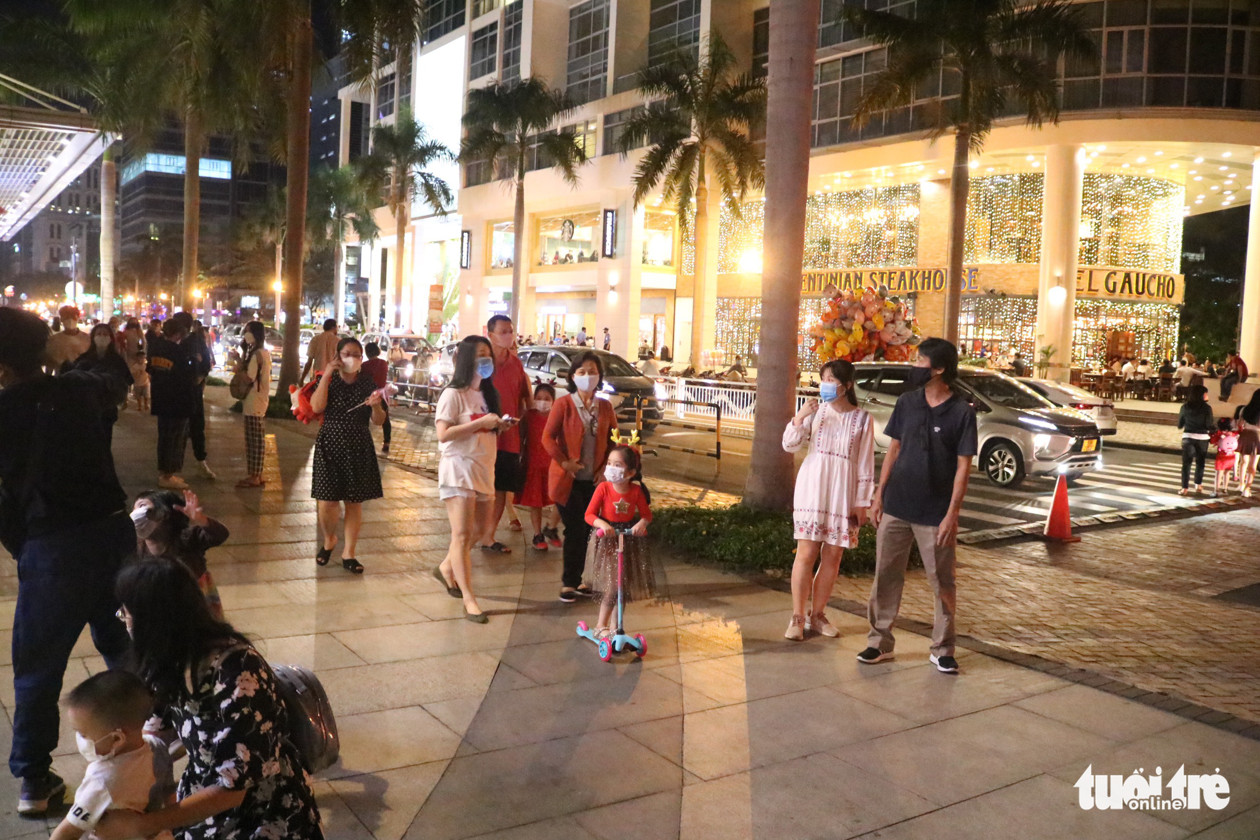 Người dân TP.HCM dạo chơi Giáng sinh, cầu mong dịch COVID-19 nhanh qua - Ảnh 10. Người dân TP.HCM dạo chơi Giáng sinh, cầu mong dịch COVID-19 nhanh qua - Ảnh 10.