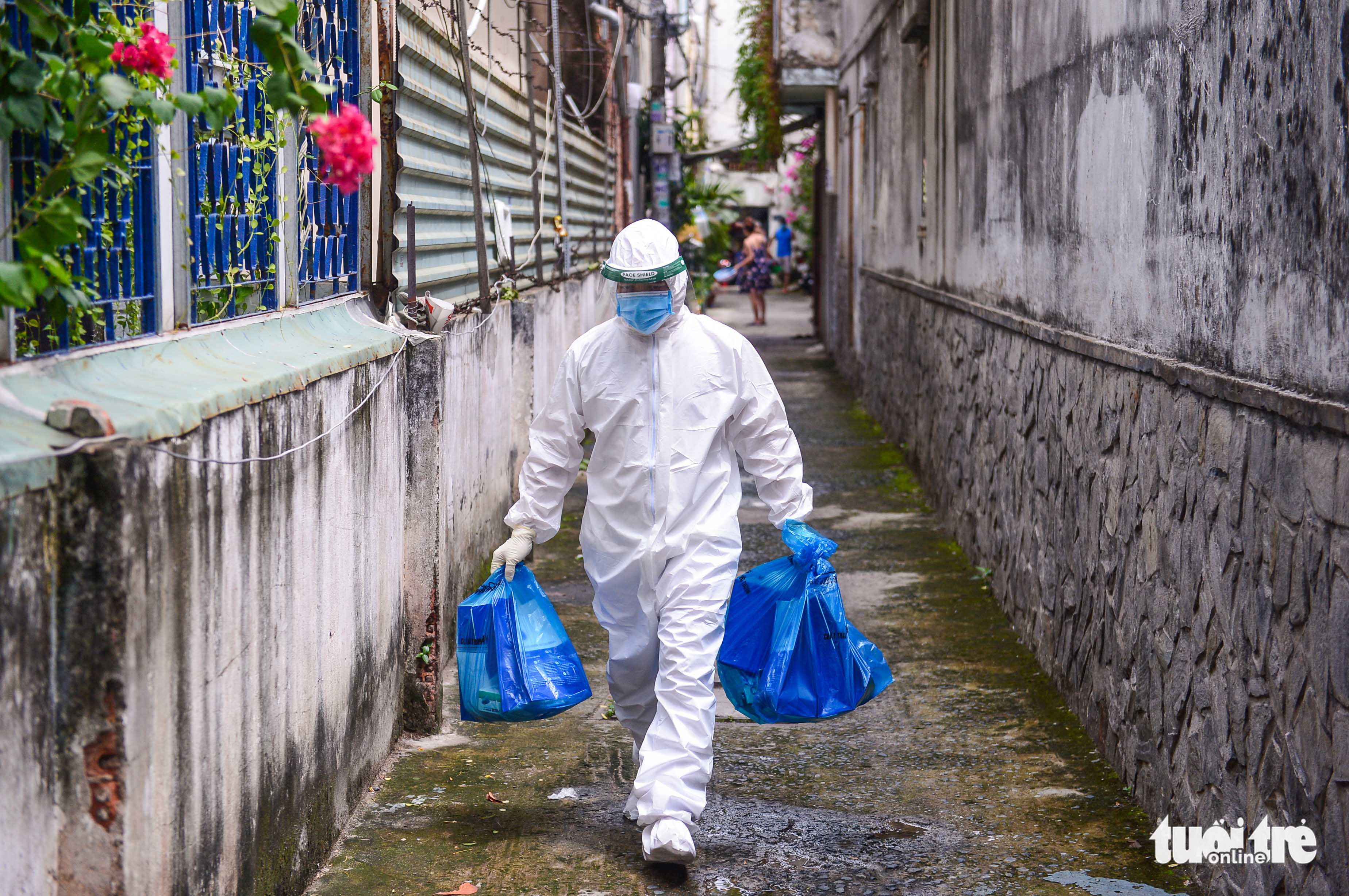 Tin sáng 25-12: Cả nước hơn 7.700 ca COVID-19 nặng, TP.HCM cần oxy y tế - Ảnh 1. Tin sáng 25-12: Cả nước hơn 7.700 ca COVID-19 nặng, TP.HCM cần oxy y tế - Ảnh 1.