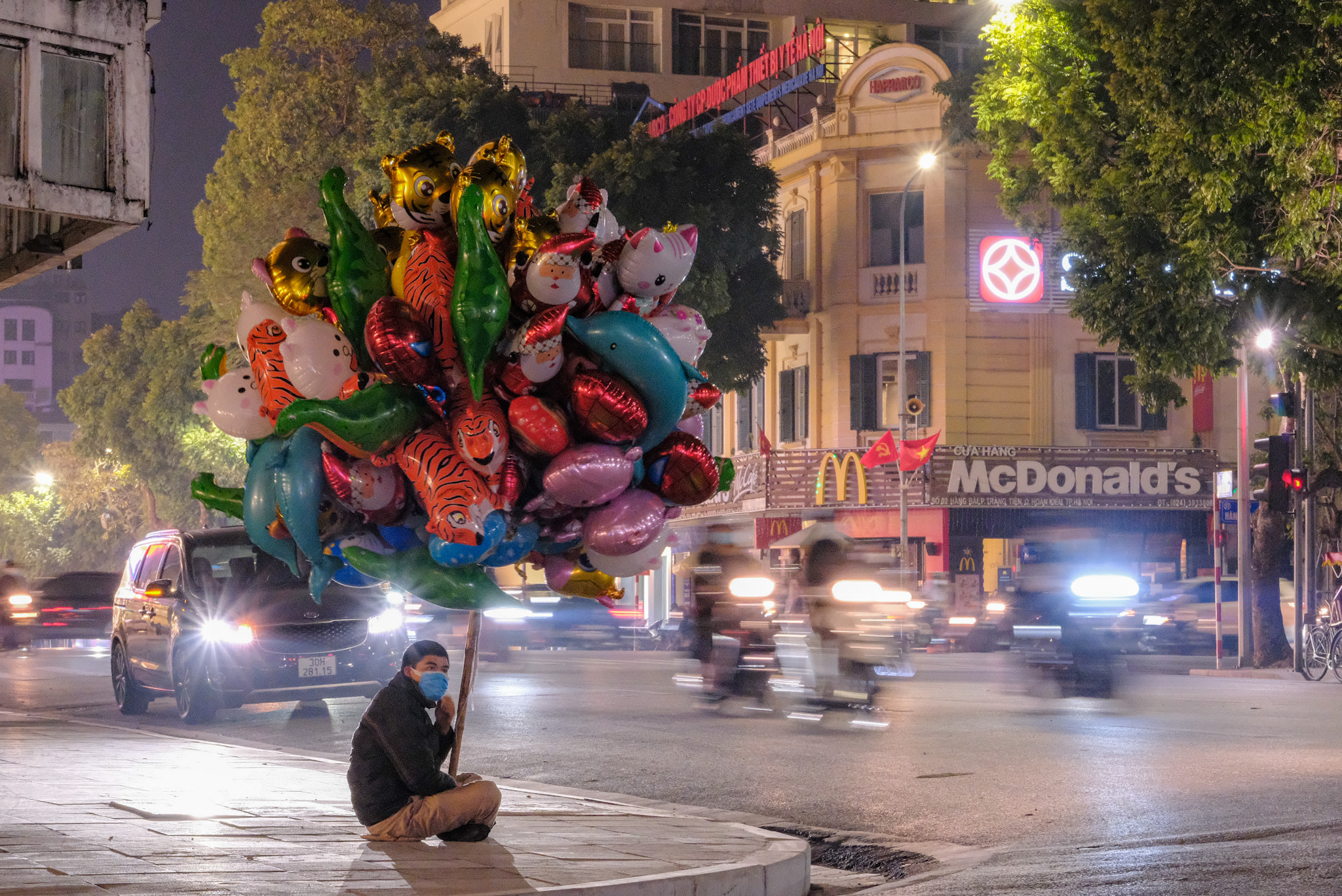 Không bắn pháo hoa, đếm ngược đón năm mới: Phố phường Hà Nội vắng vẻ như ngày thường - Ảnh 6. Không bắn pháo hoa, đếm ngược đón năm mới: Phố phường Hà Nội vắng vẻ như ngày thường - Ảnh 6.